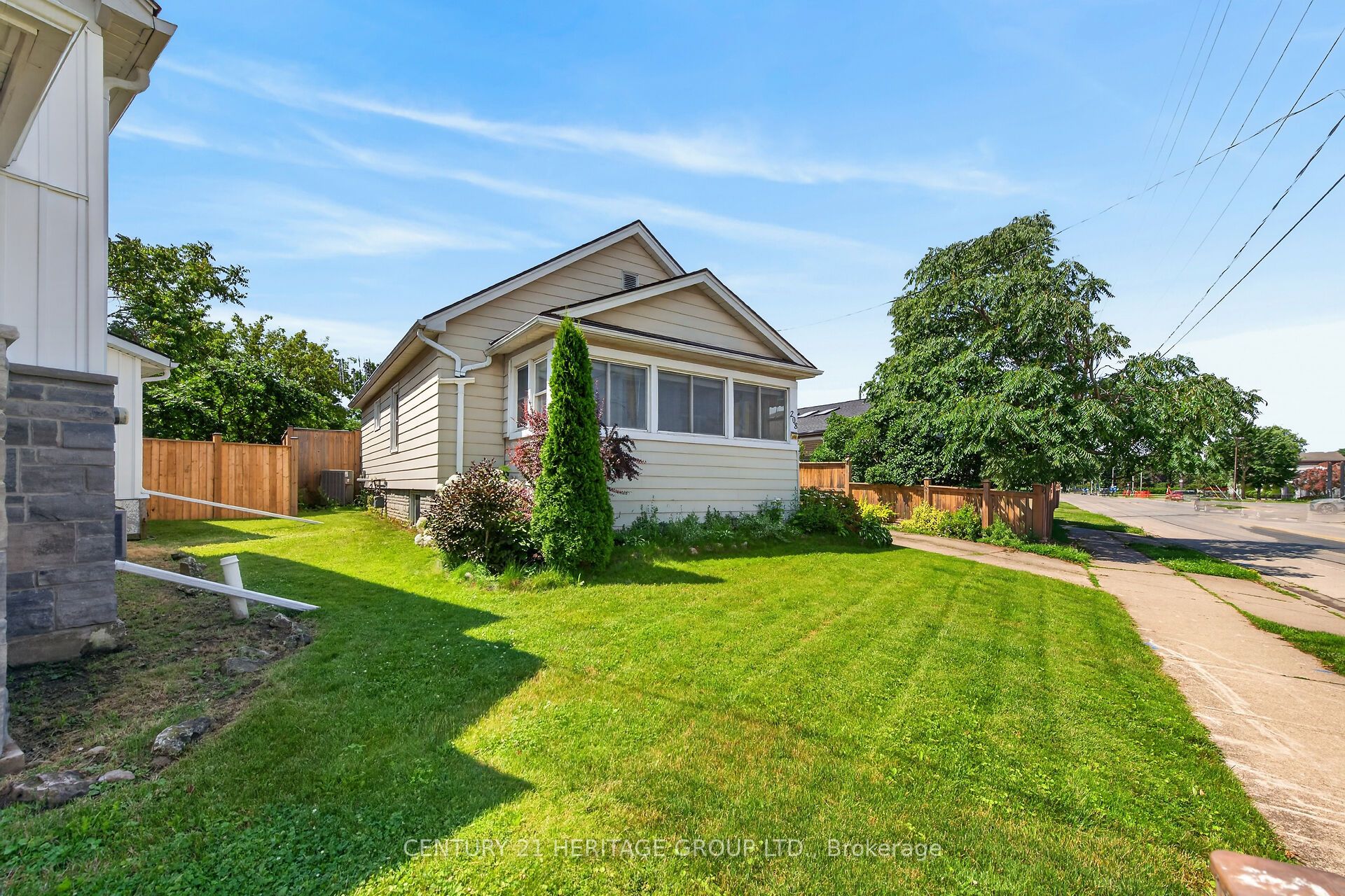 208 Carlton Street, St. Catharines, ON L2R 1S6 photo 3