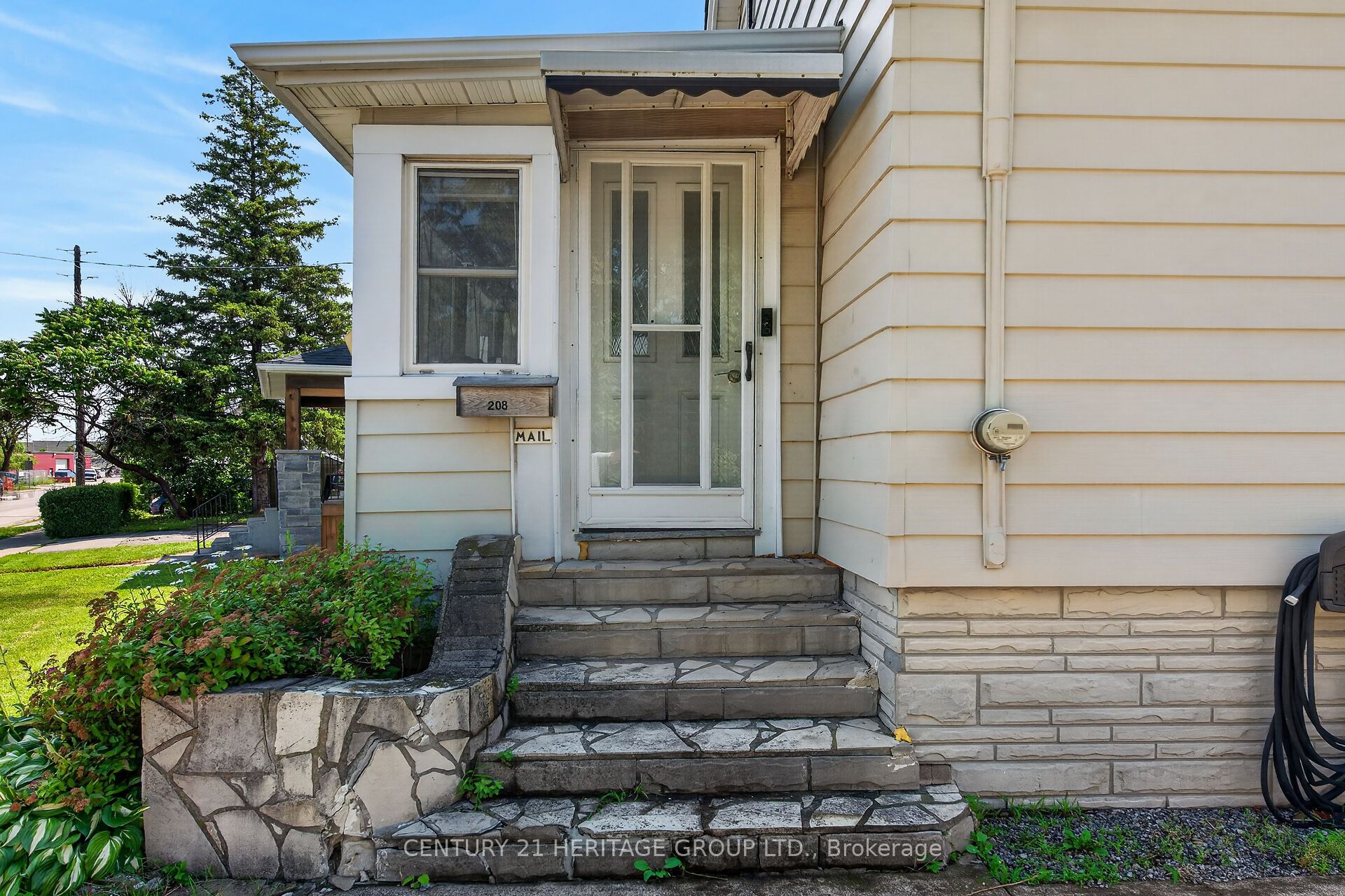 208 Carlton Street, St. Catharines, ON L2R 1S6 photo 5