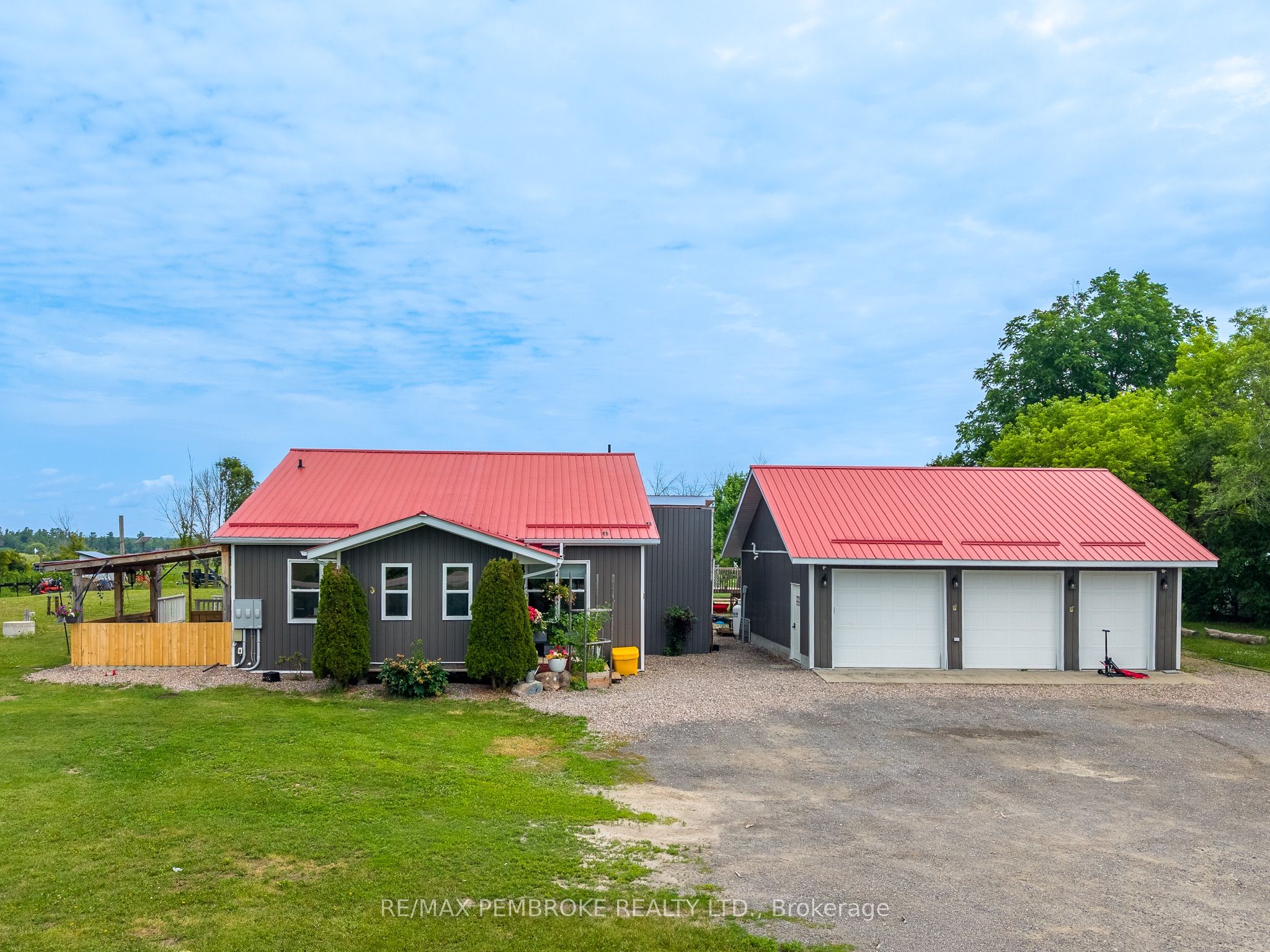 1890 Queensline Road, Whitewater Region, ON K0J 1V0