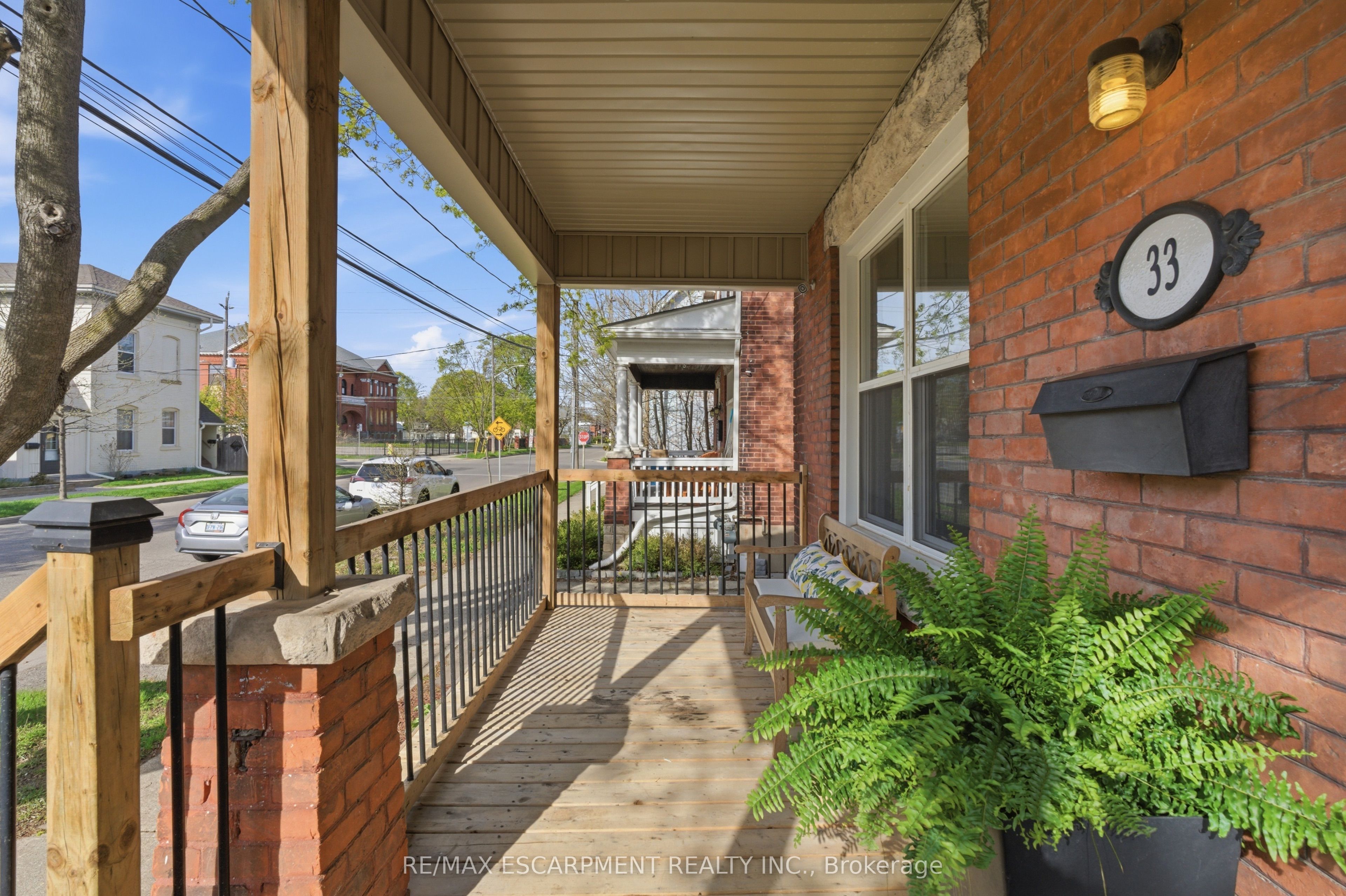 33 Richmond Street, Brantford, ON N3T 3Y2 photo 2
