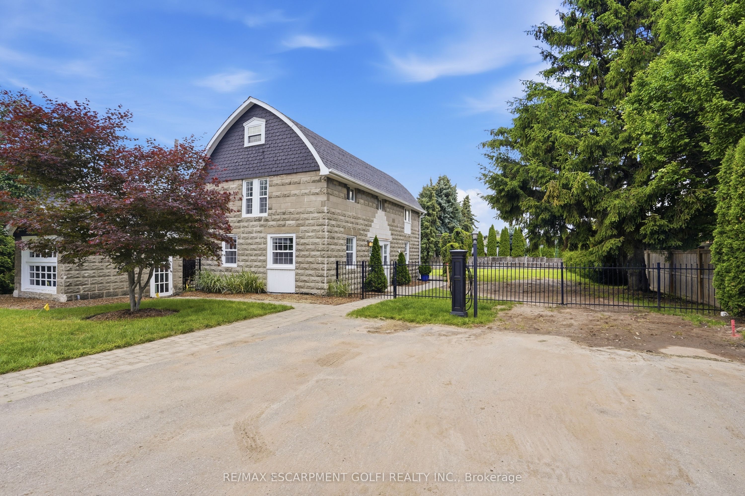 292 MAIN Street W C, Grimsby, ON L3M 1S4