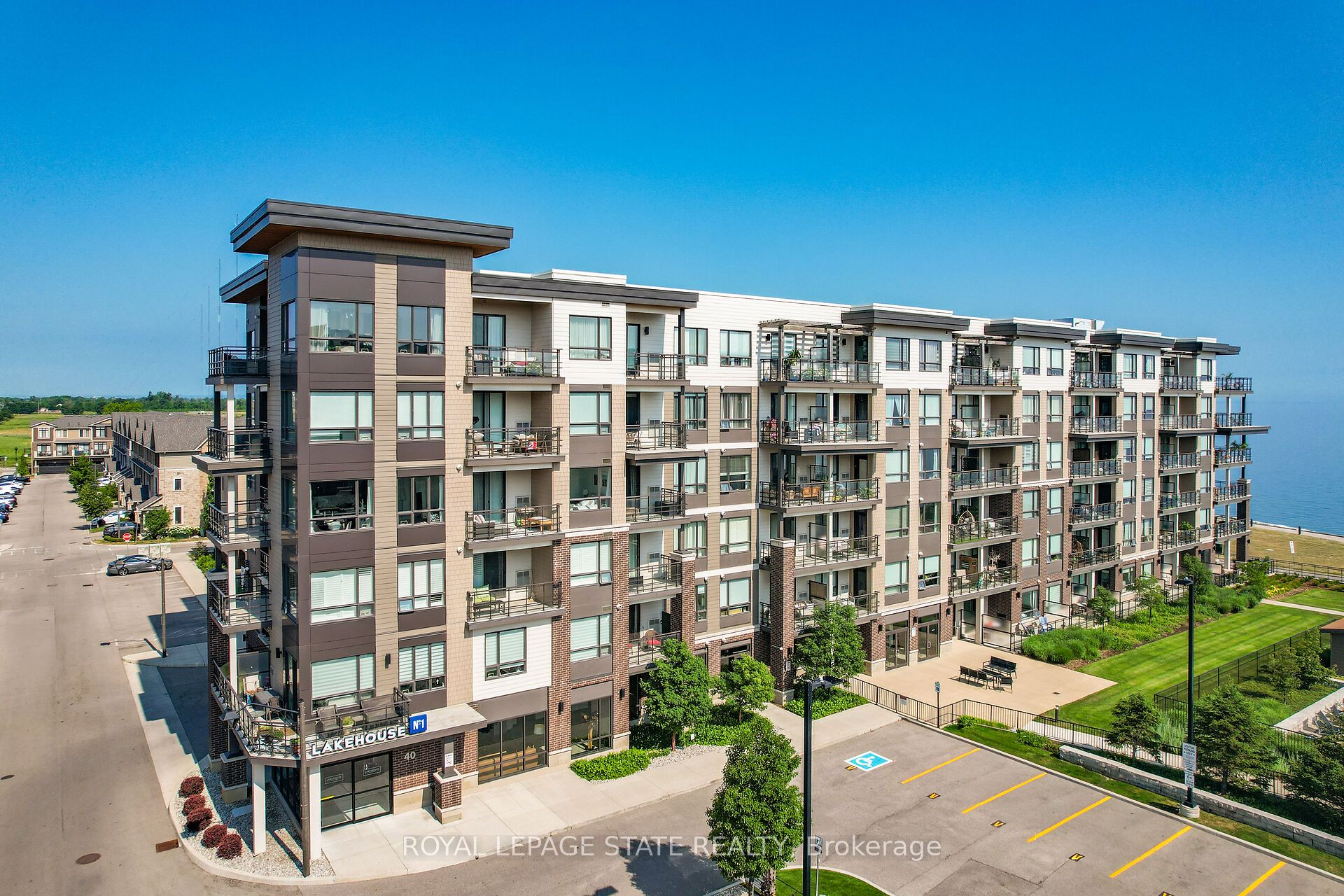 40 Esplanade Lane 206, Grimsby, ON L3M 0G9
