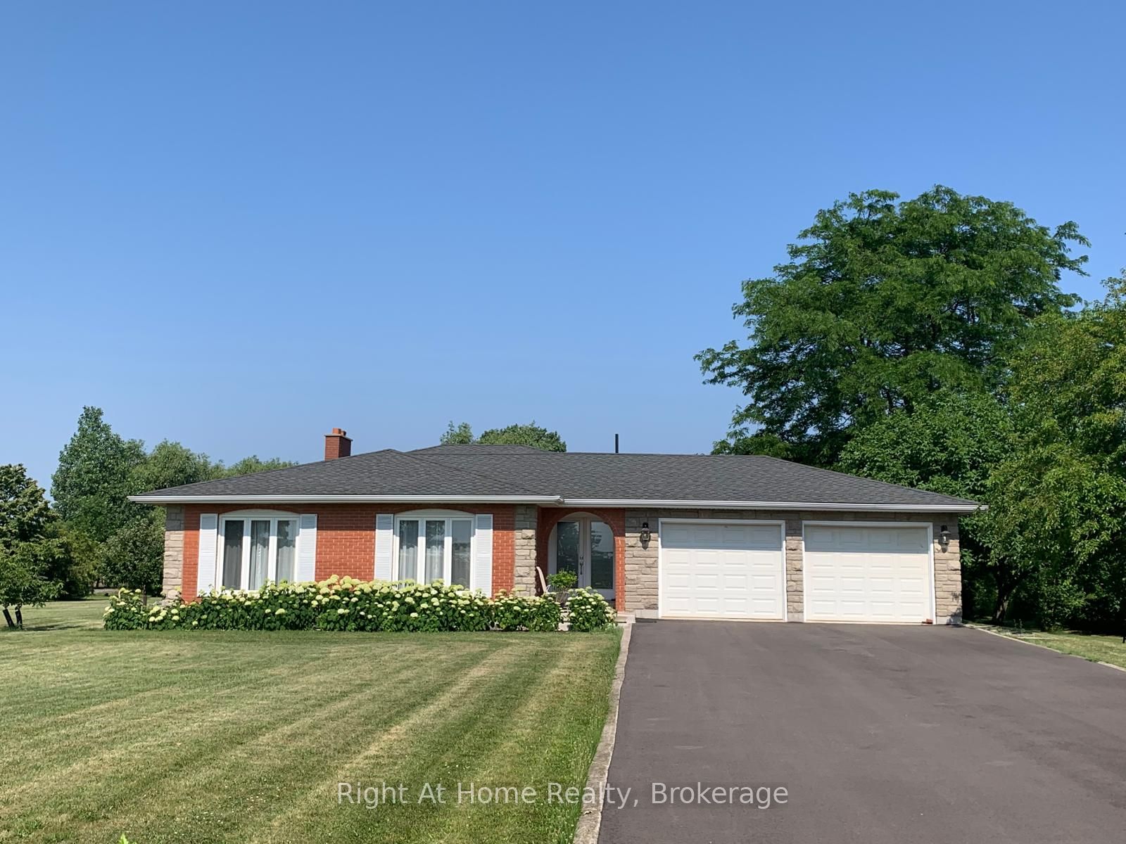 221 First Road E, Hamilton, ON L8J 2V6