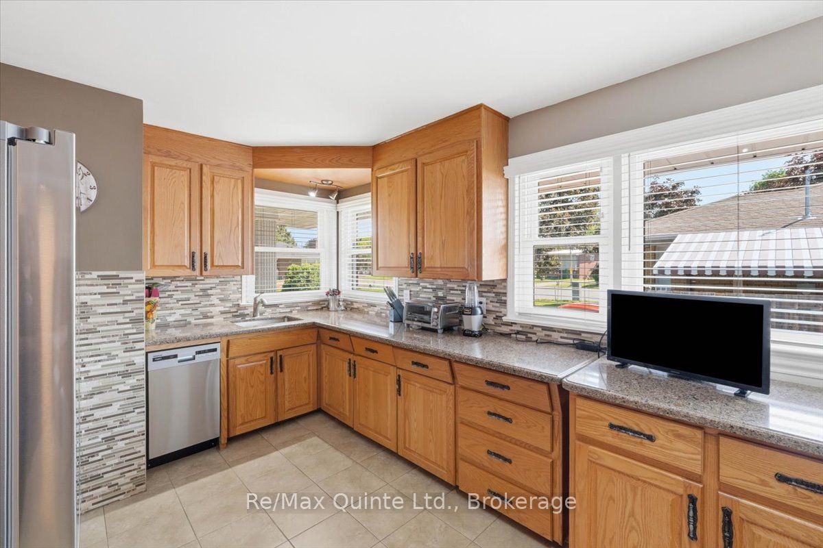 4 Gould Street, Quinte West, ON K8V 1Y6 photo 5