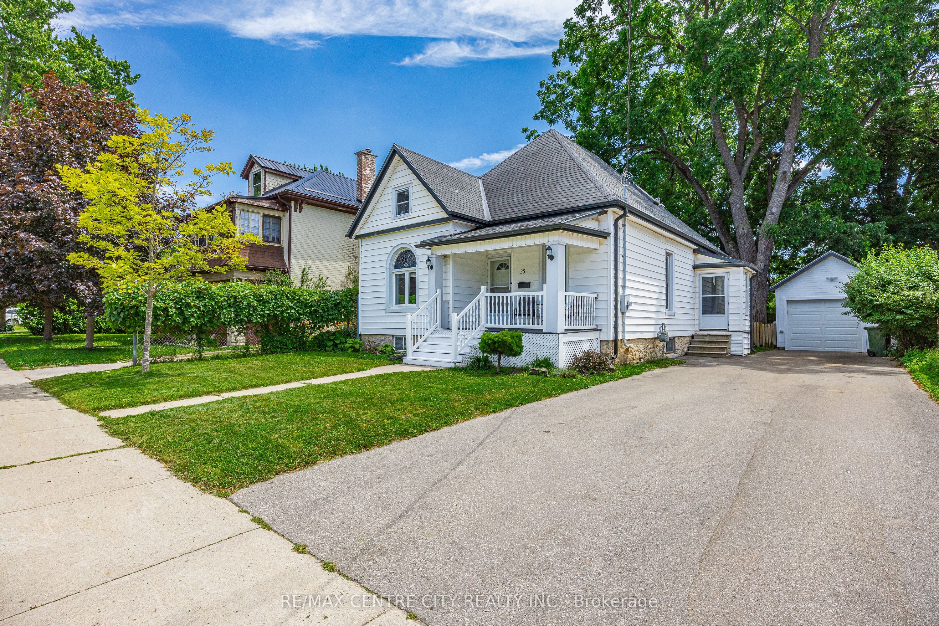 25 Erie Street, St. Thomas, ON N5R 2M4 photo 2