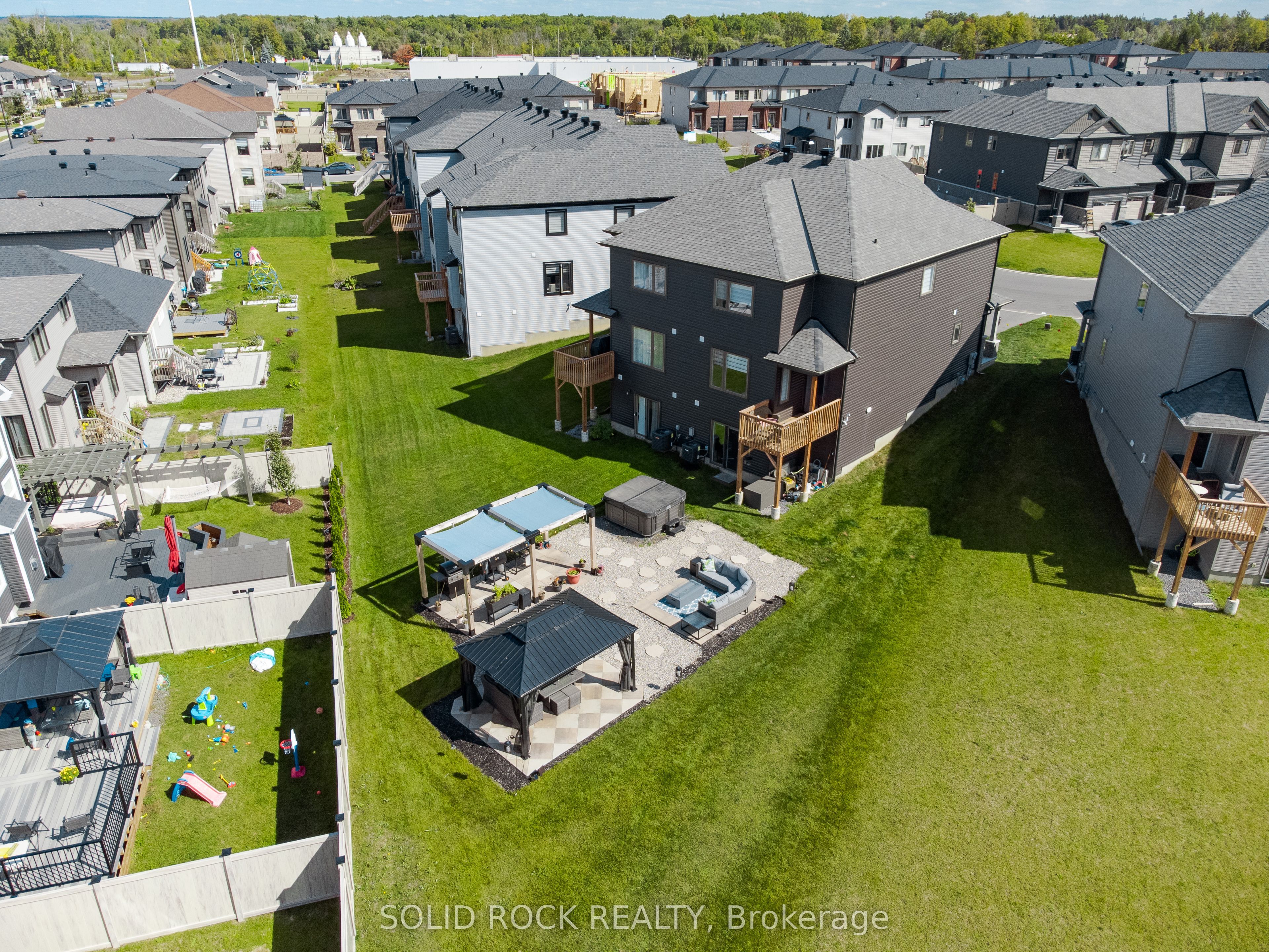 335 Grackle Street, Blossom Park - Airport and Area, ON K1X 0G6 photo 2