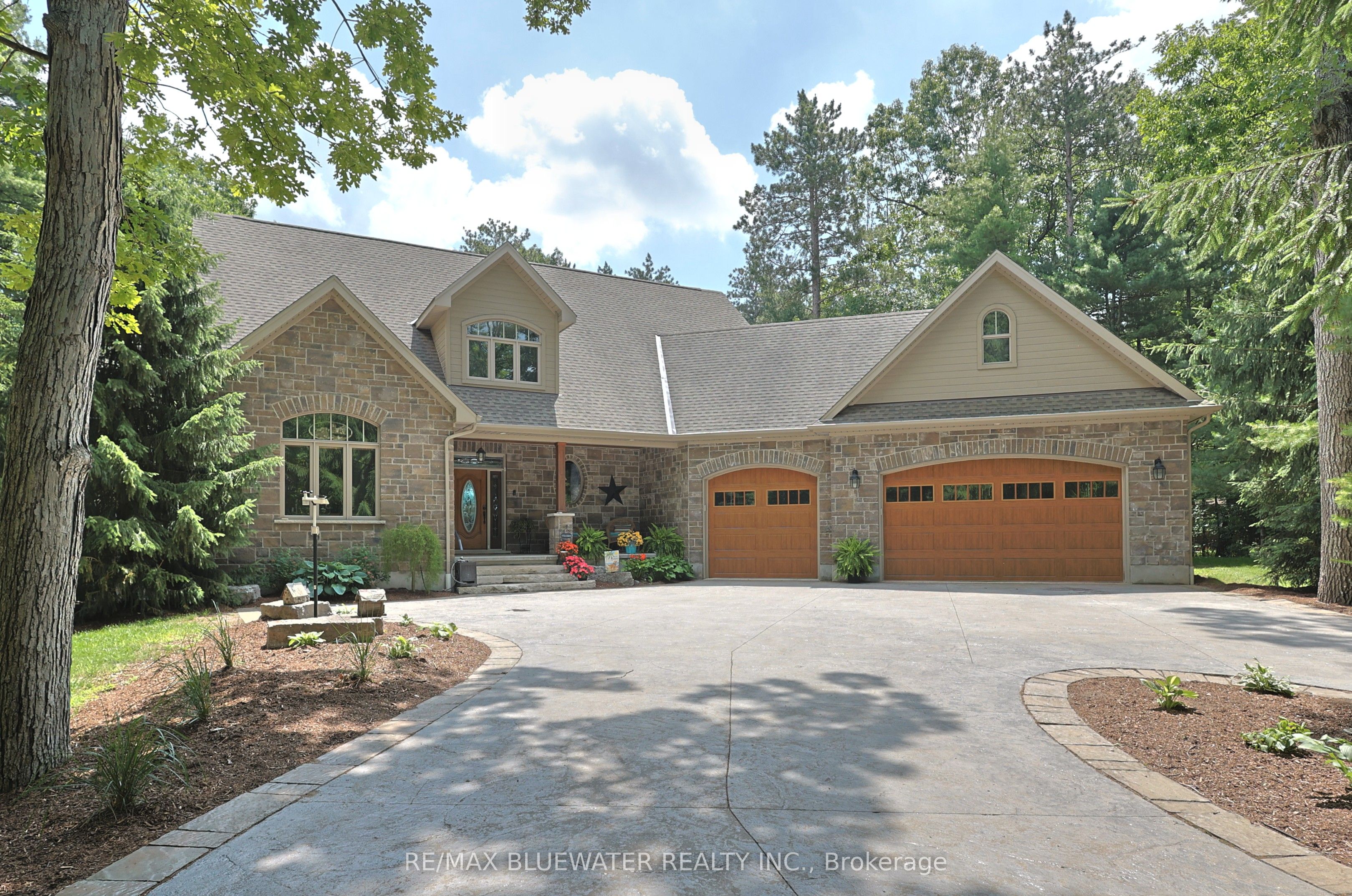9956 Pinetree Crescent, Lambton Shores, ON N0M 1T0