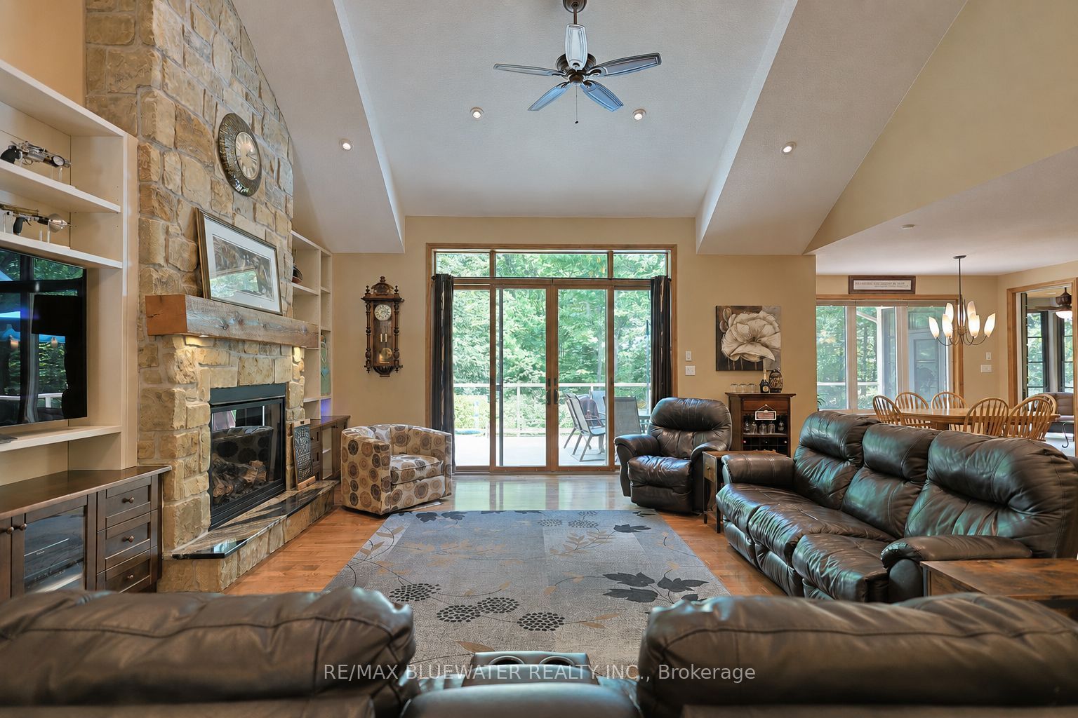 9956 Pinetree Crescent, Lambton Shores, ON N0M 1T0 photo 3