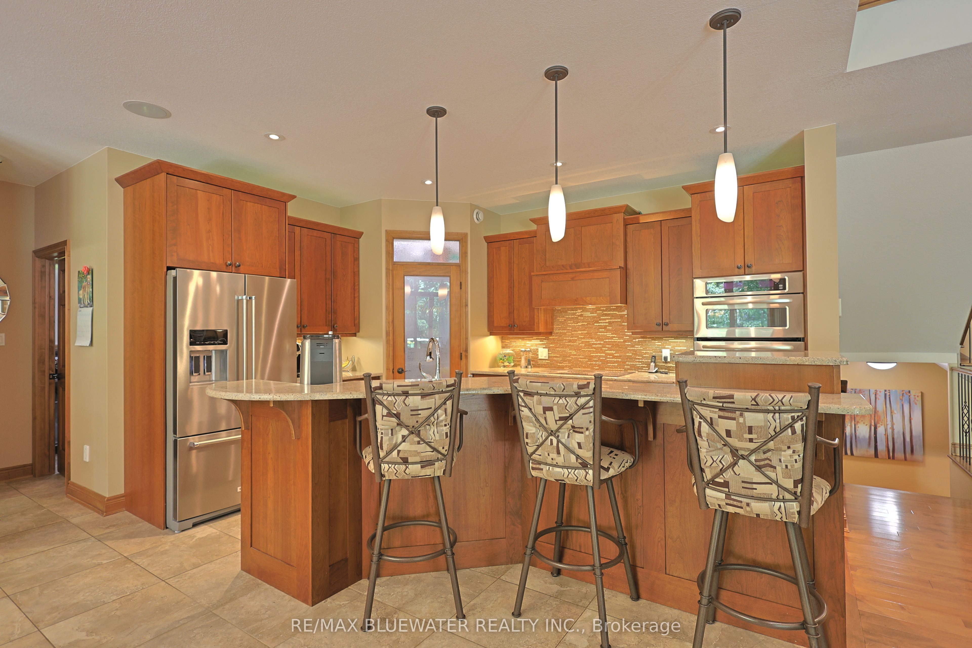 9956 Pinetree Crescent, Lambton Shores, ON N0M 1T0 photo 4