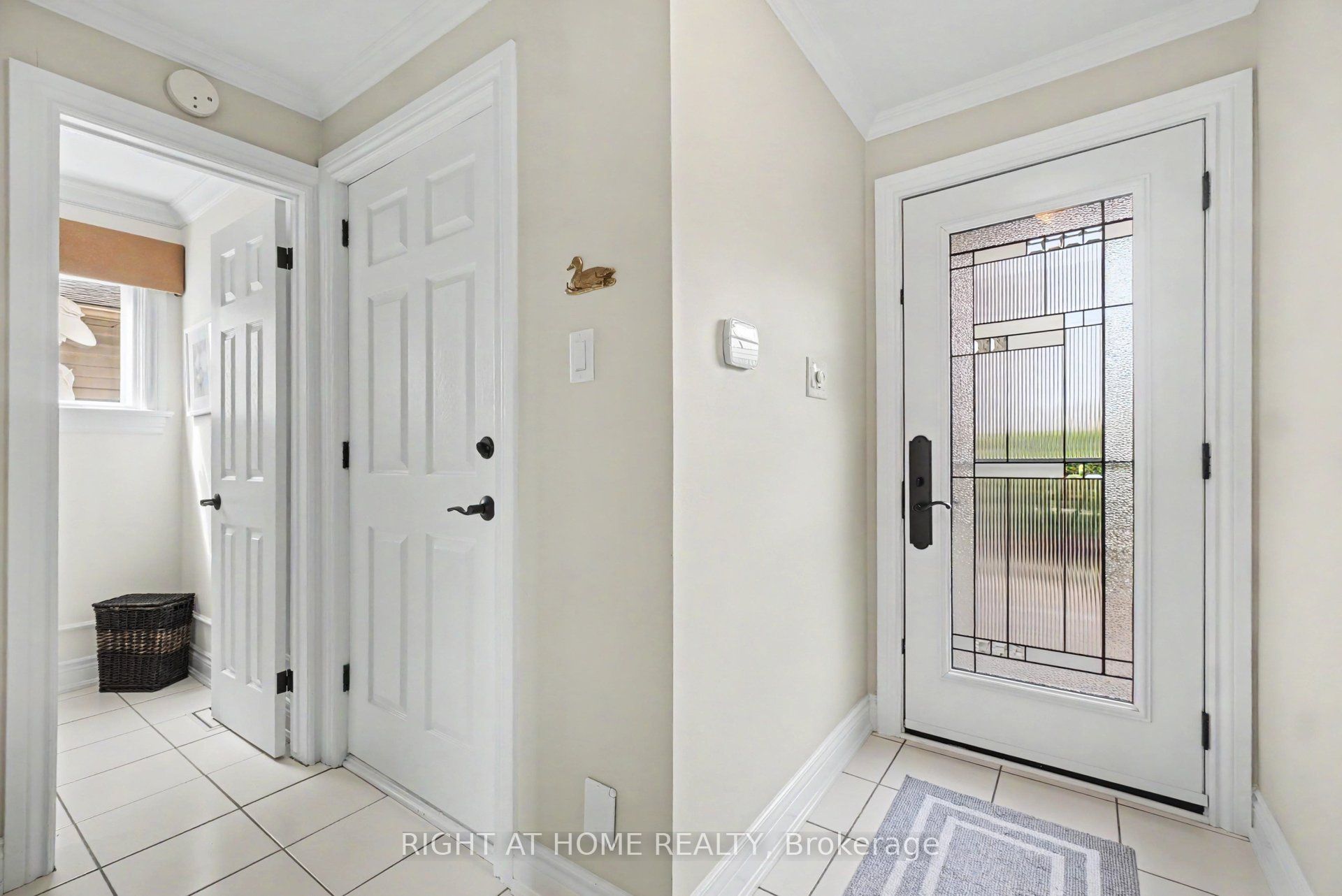 1484 Meadowbrook Road, Cyrville - Carson Grove - Pineview, ON K1B 5C3 photo 4