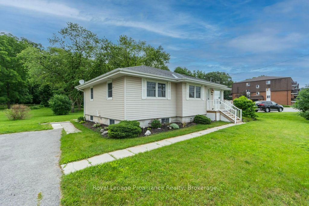 395 Sidney Street, Quinte West, ON K8V 6N6 photo 2
