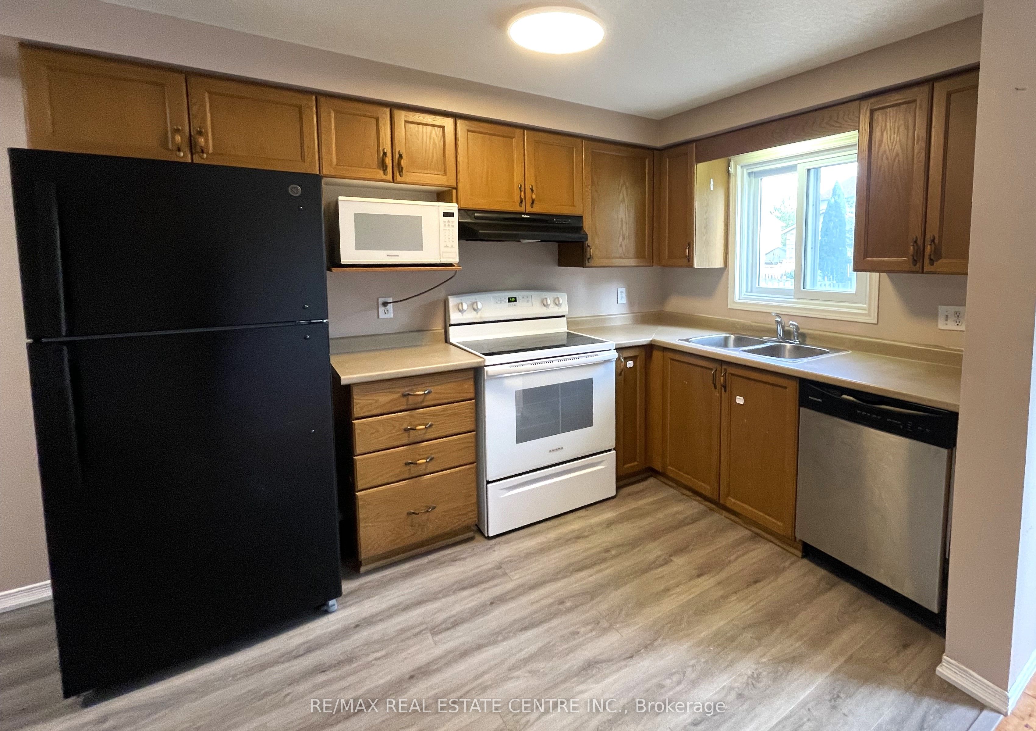 300 Activa Avenue, Waterloo, ON N2E 3V1 photo 2