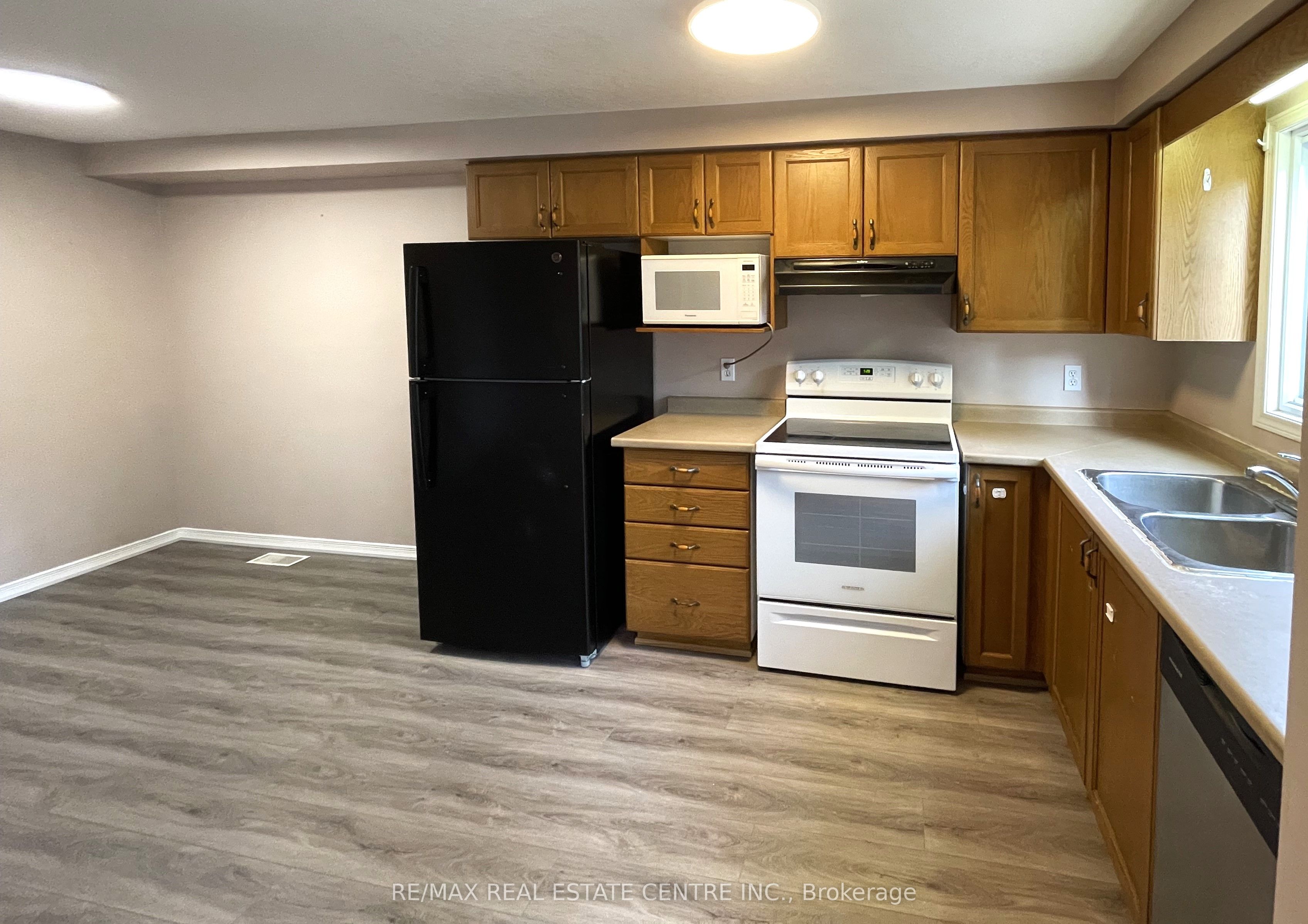 300 Activa Avenue, Waterloo, ON N2E 3V1 photo 4