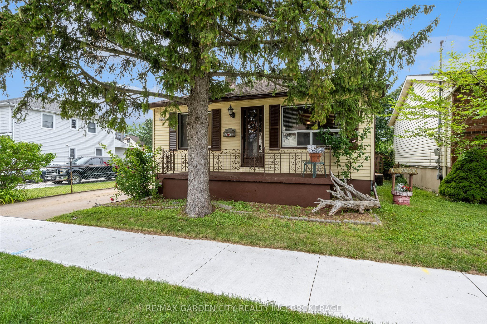 165 Pine Street S, Thorold, ON L2V 3M5 photo 2