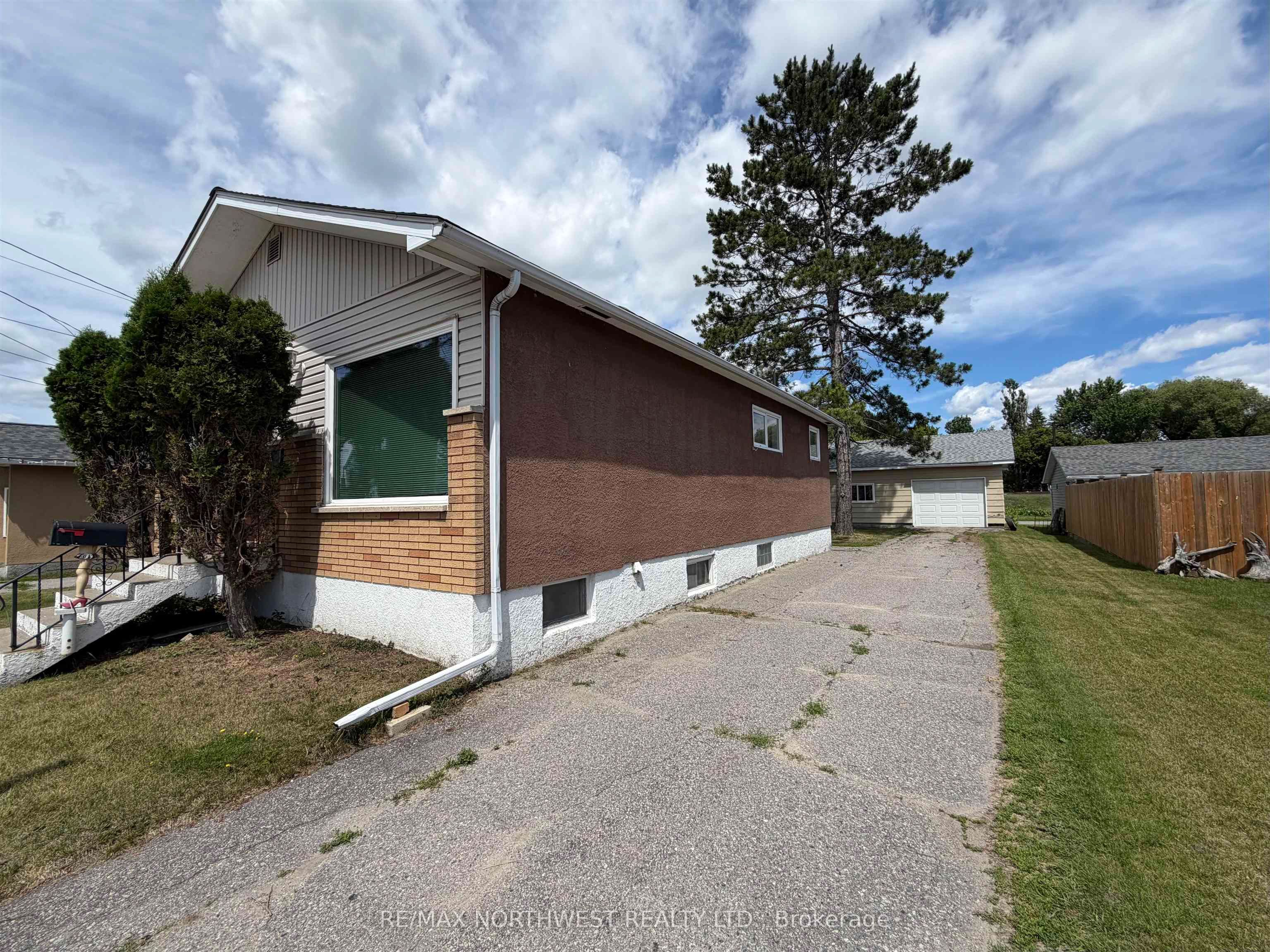 238 Third Street E, Fort Frances, ON P9A 1P8 photo 2