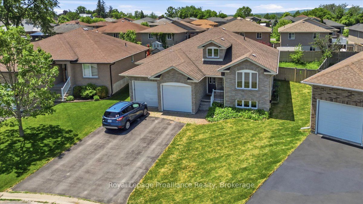 13 Freedom Crescent, Quinte West, ON K8V 0C1 photo 2