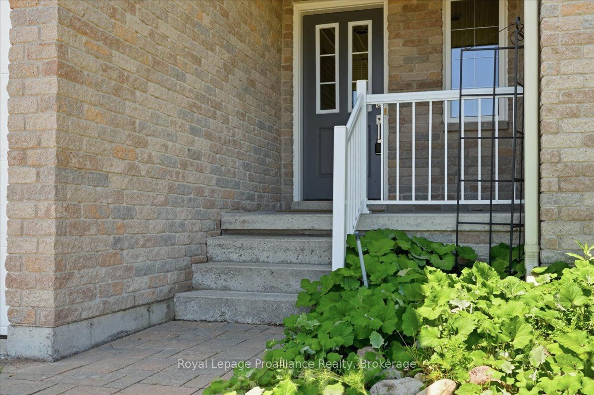13 Freedom Crescent, Quinte West, ON K8V 0C1 photo 4