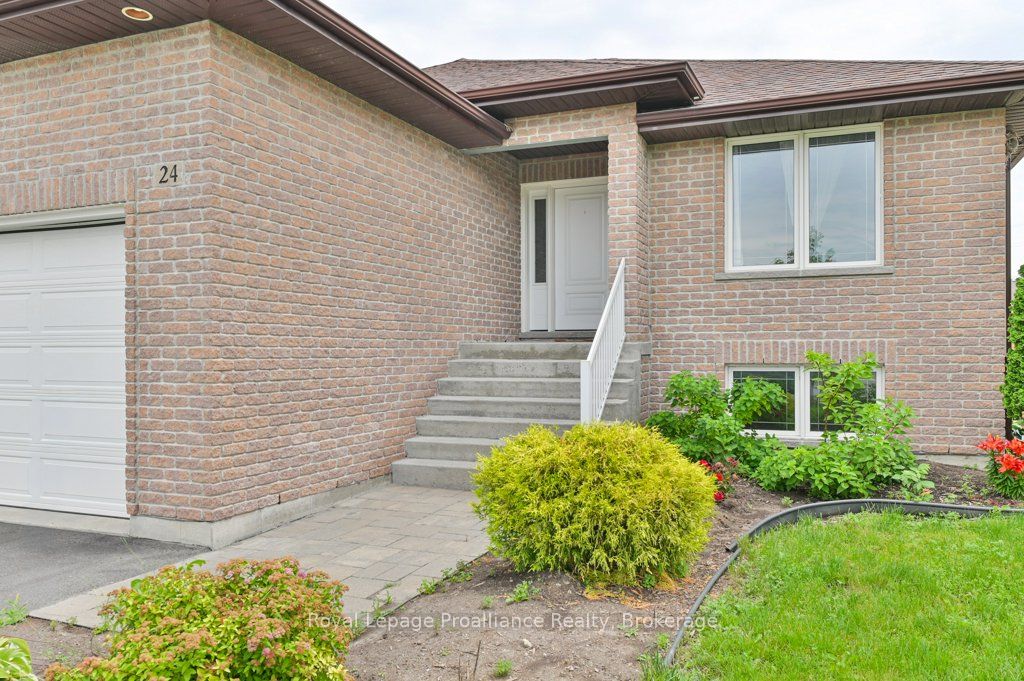 24 Freedom Crescent, Quinte West, ON K8V 0C1 photo 5