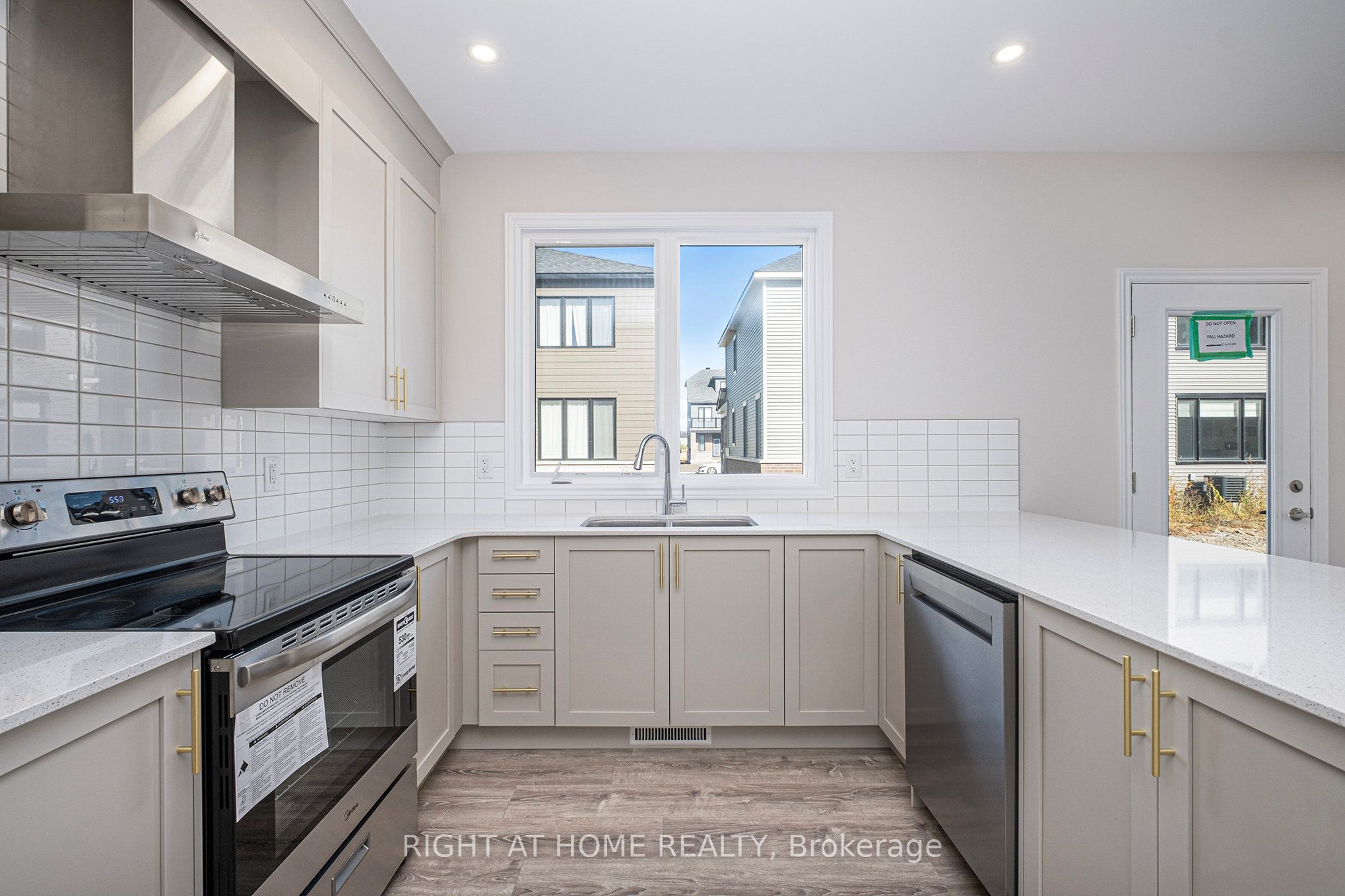 332 Peninsula Road, Barrhaven, ON K2J 7L3 photo 4