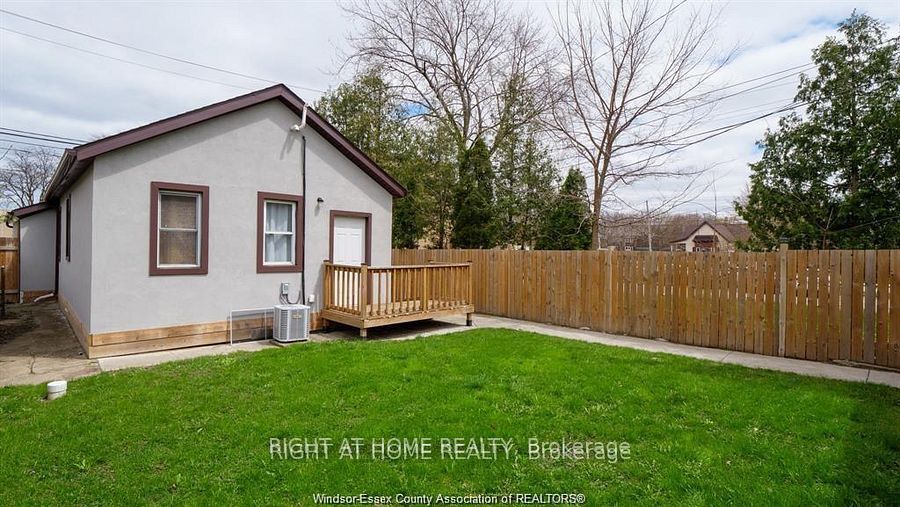762 AYLMER Avenue E, Windsor, ON N9A 1V3 photo 2