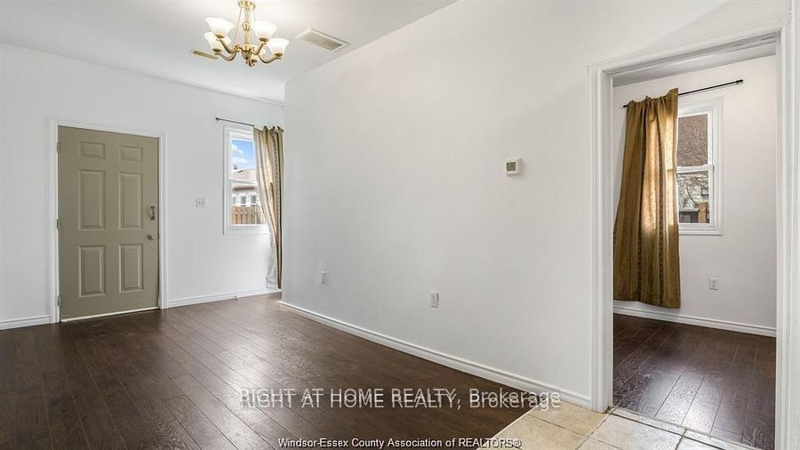 762 AYLMER Avenue E, Windsor, ON N9A 1V3 photo 3