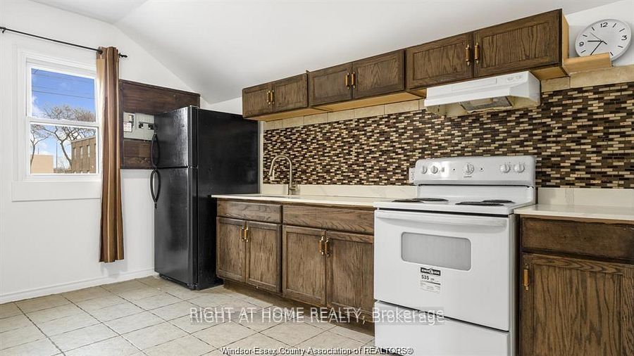 762 AYLMER Avenue E, Windsor, ON N9A 1V3 photo 5