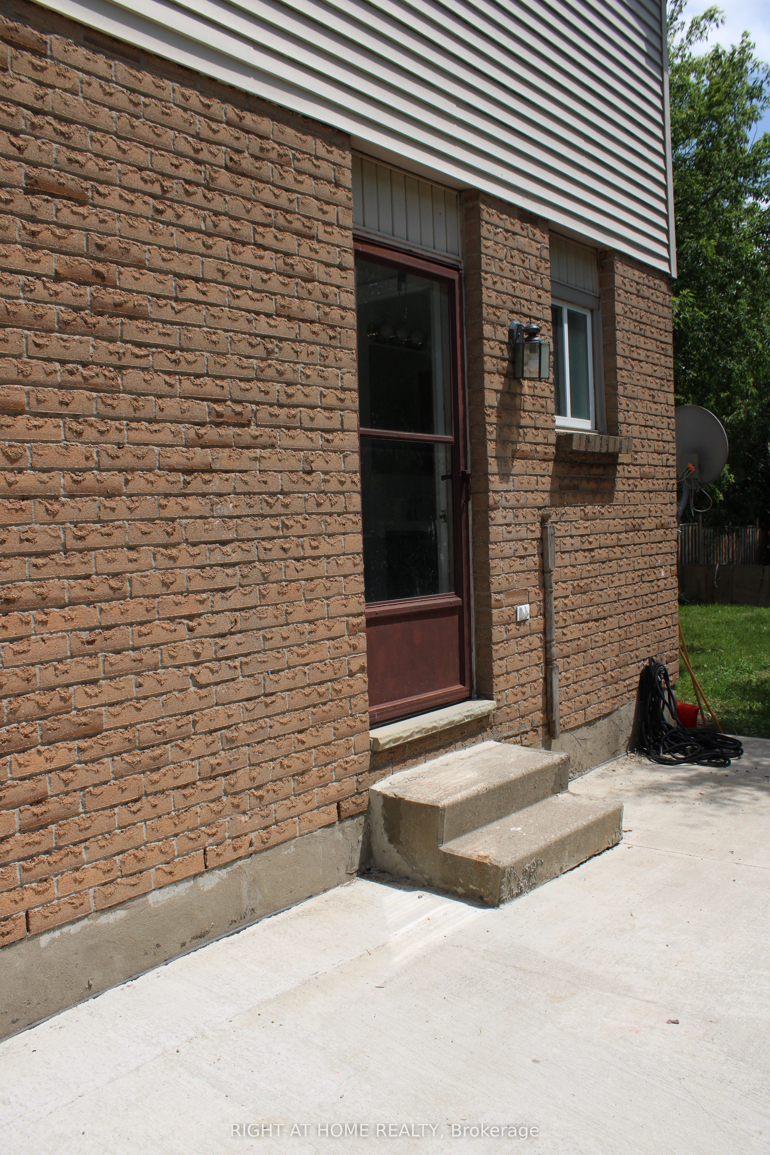 168 Golfdale Crescent, London South, ON N6C 5X4