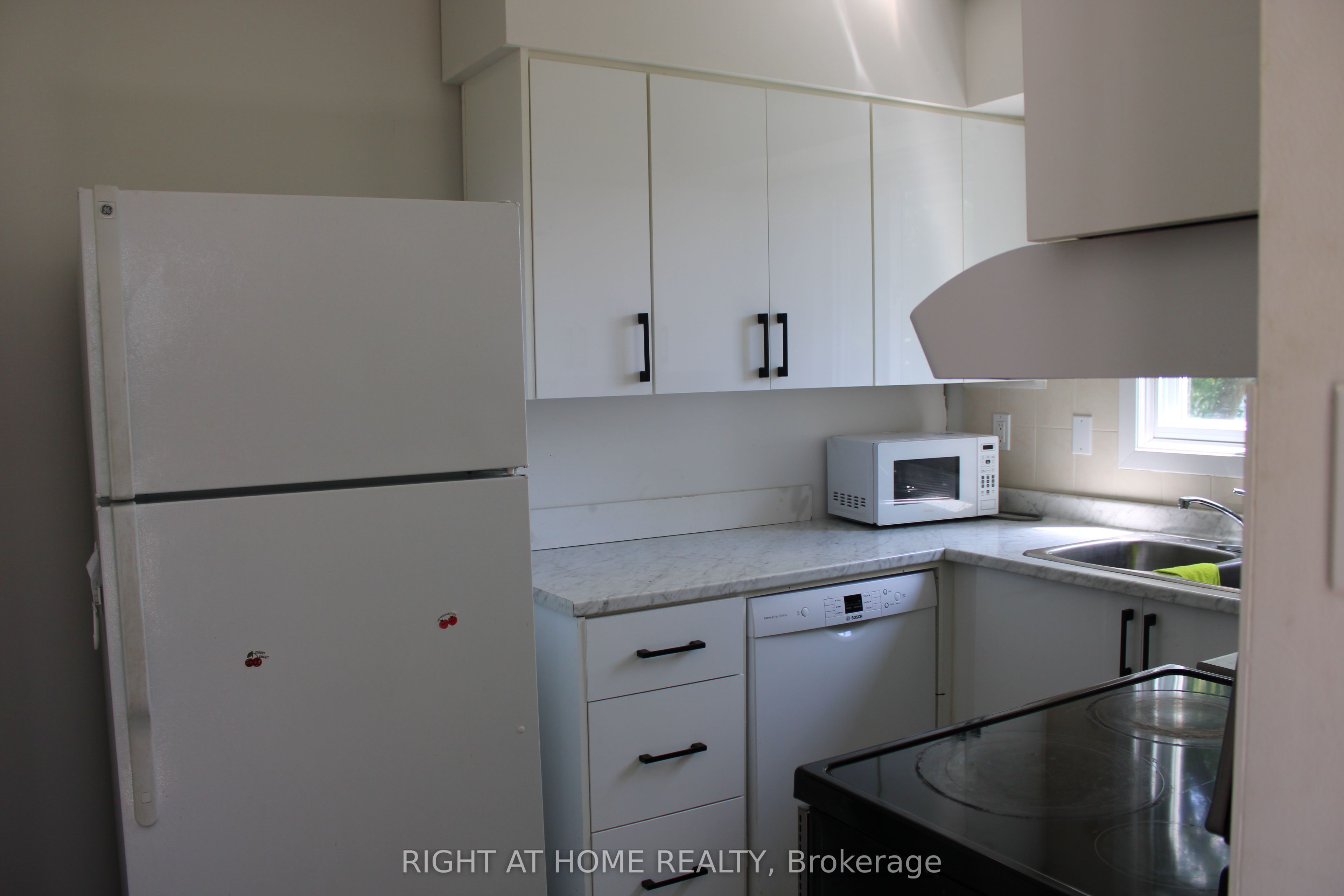 168 Golfdale Crescent, London South, ON N6C 5X4 photo 2