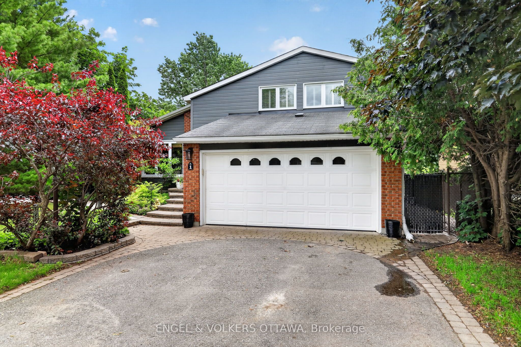 1 Blueridge Court, Barrhaven, ON K2J 2J3