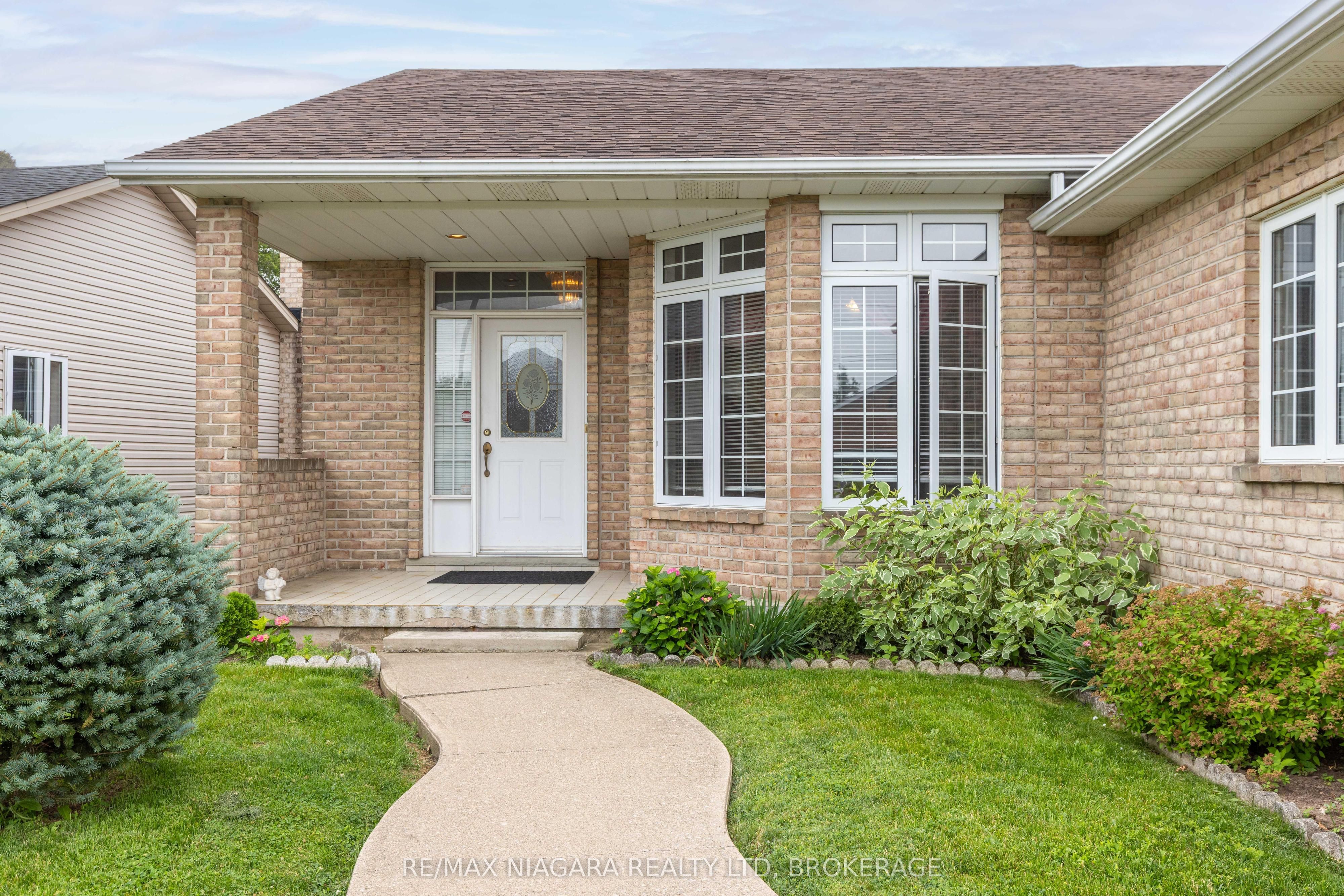 8034 Pinellas Park Drive, Niagara Falls, ON L2H 3B2 photo 2