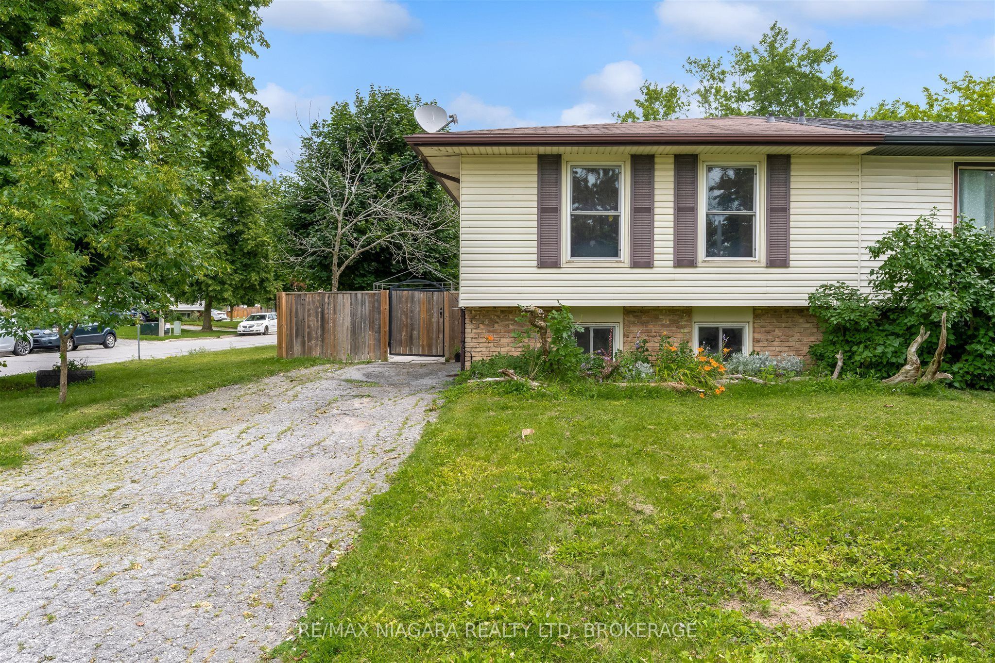 2 BALDWIN Crescent, Thorold, ON L2V 4H5