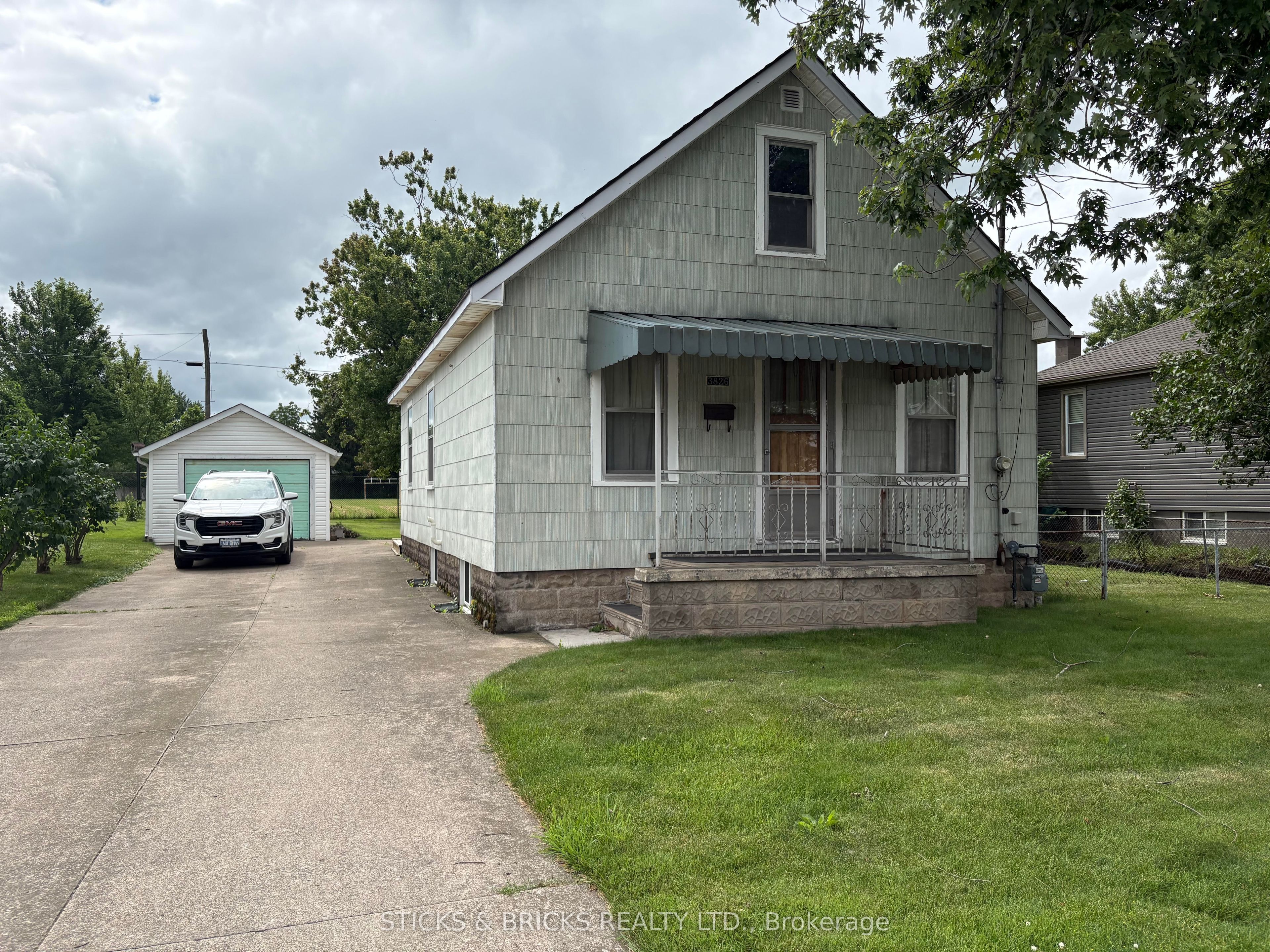 3826 Welland Street, Niagara Falls, ON L2G 6J4