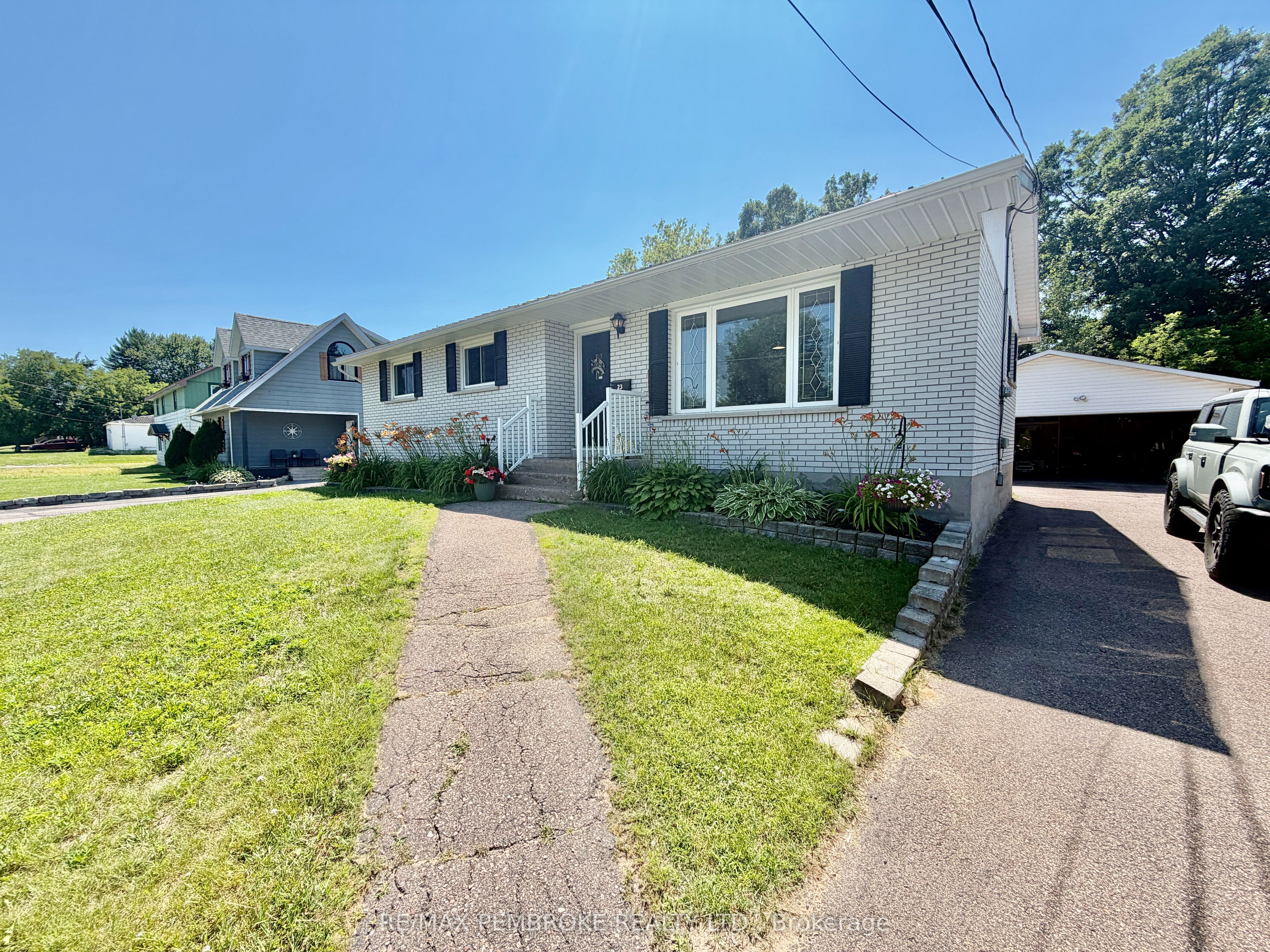 23 Doran Road, Petawawa, ON K8H 1P8 photo 2