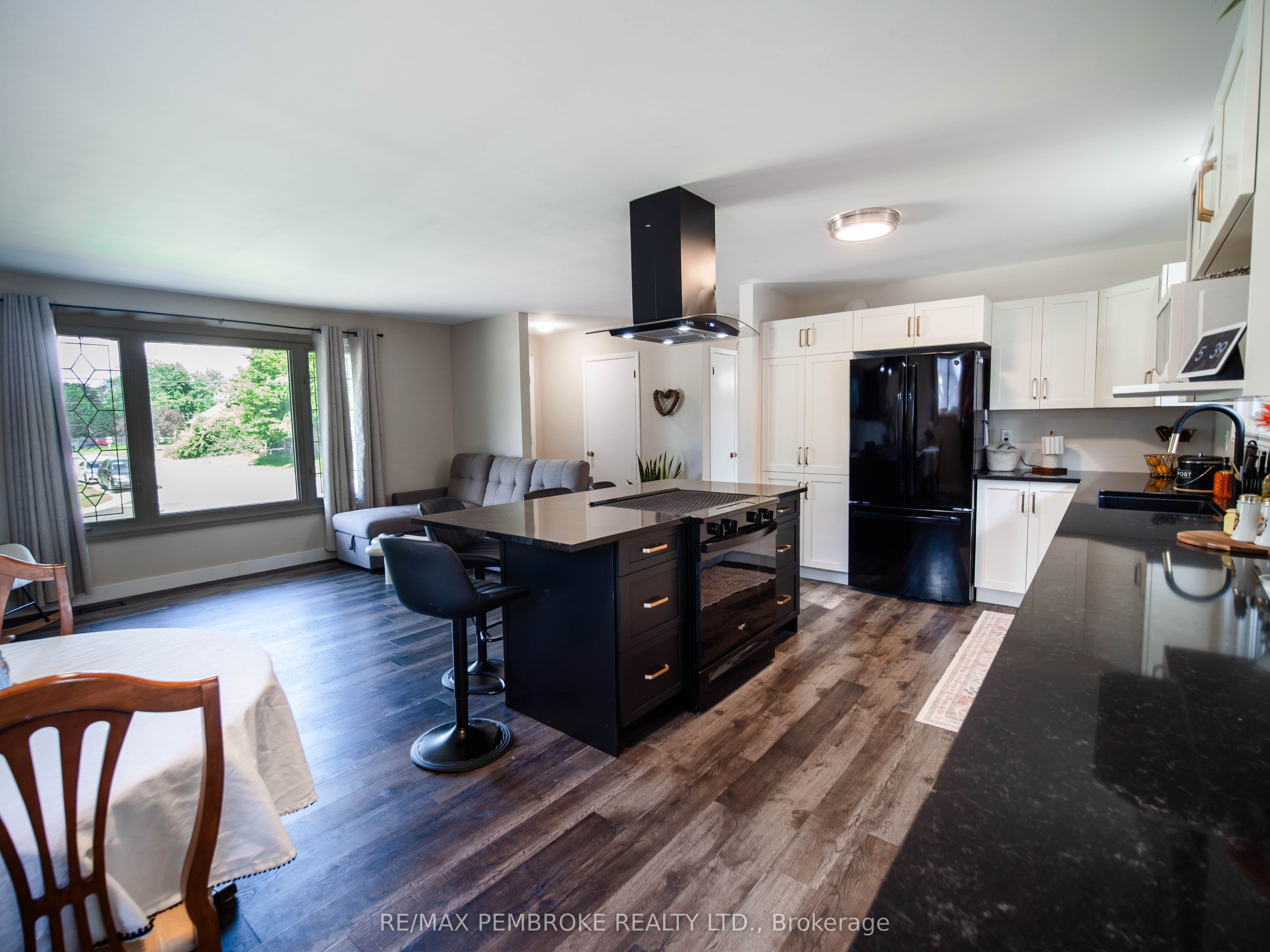 23 Doran Road, Petawawa, ON K8H 1P8 photo 3