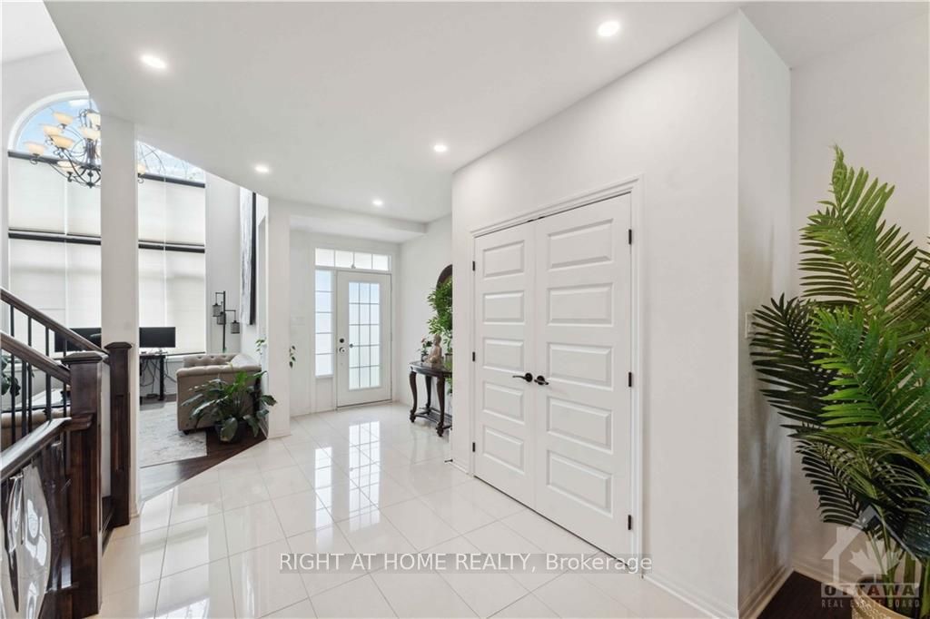 546 PEERLESS Street, Barrhaven, ON K2J 6A7 photo 2