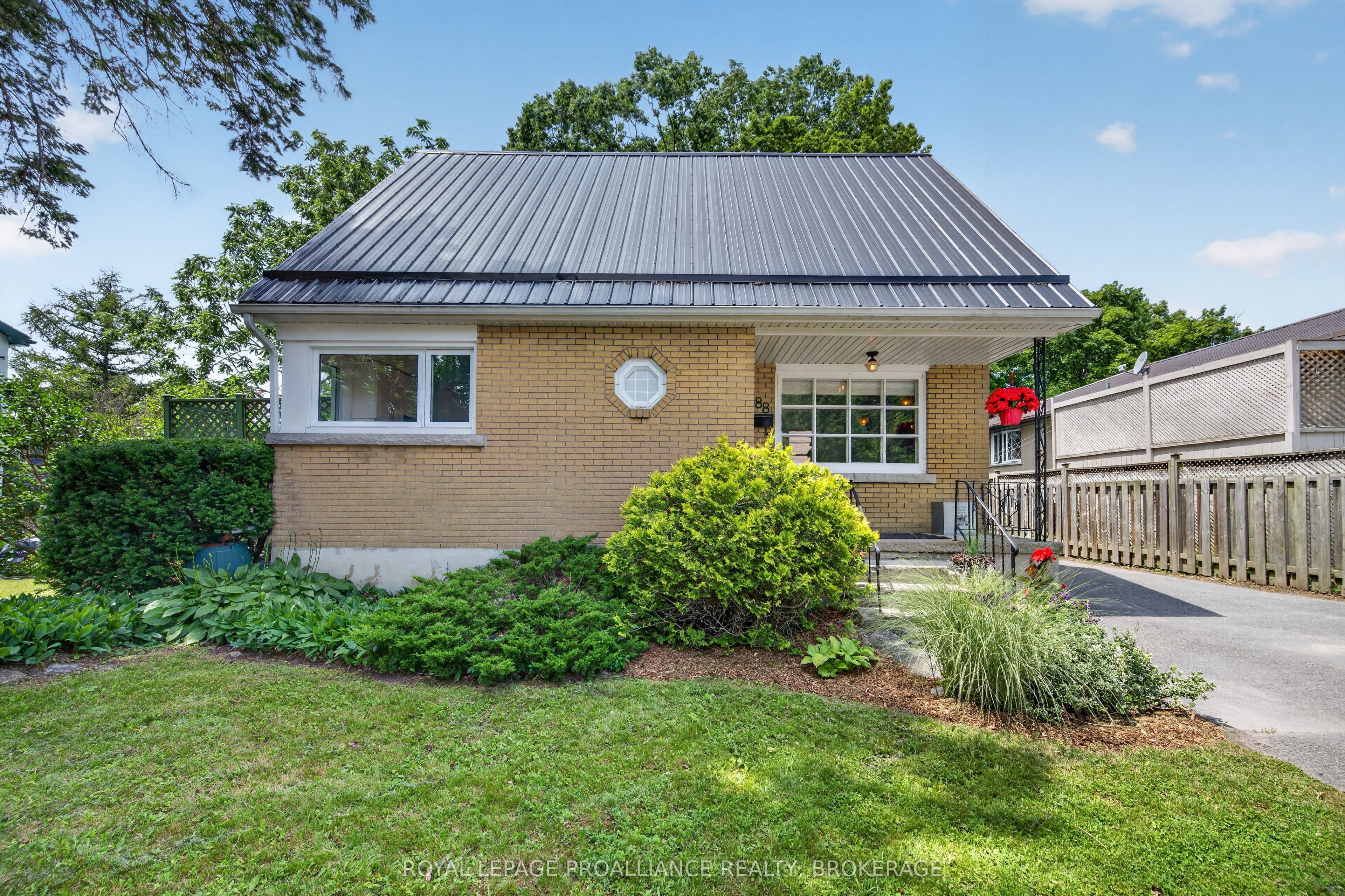 288 Yonge Street, Kingston, ON K7M 1G6 photo 2