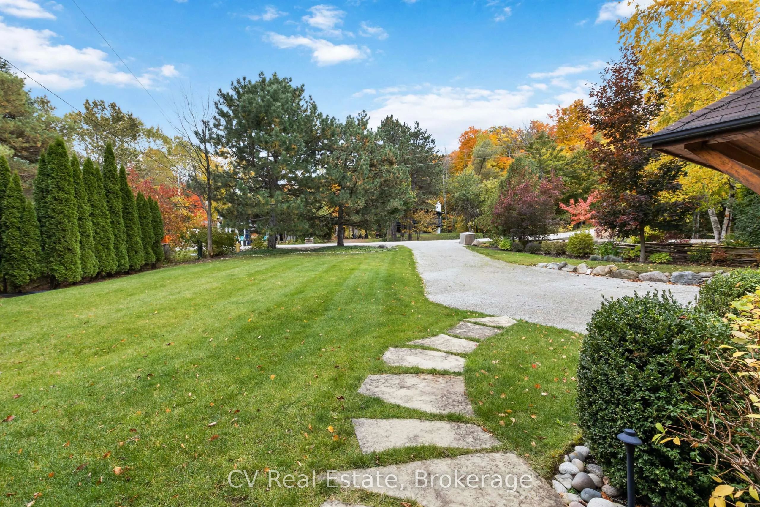 156 Chamonix Crescent, Blue Mountains, ON L9Y 0S7 photo 4