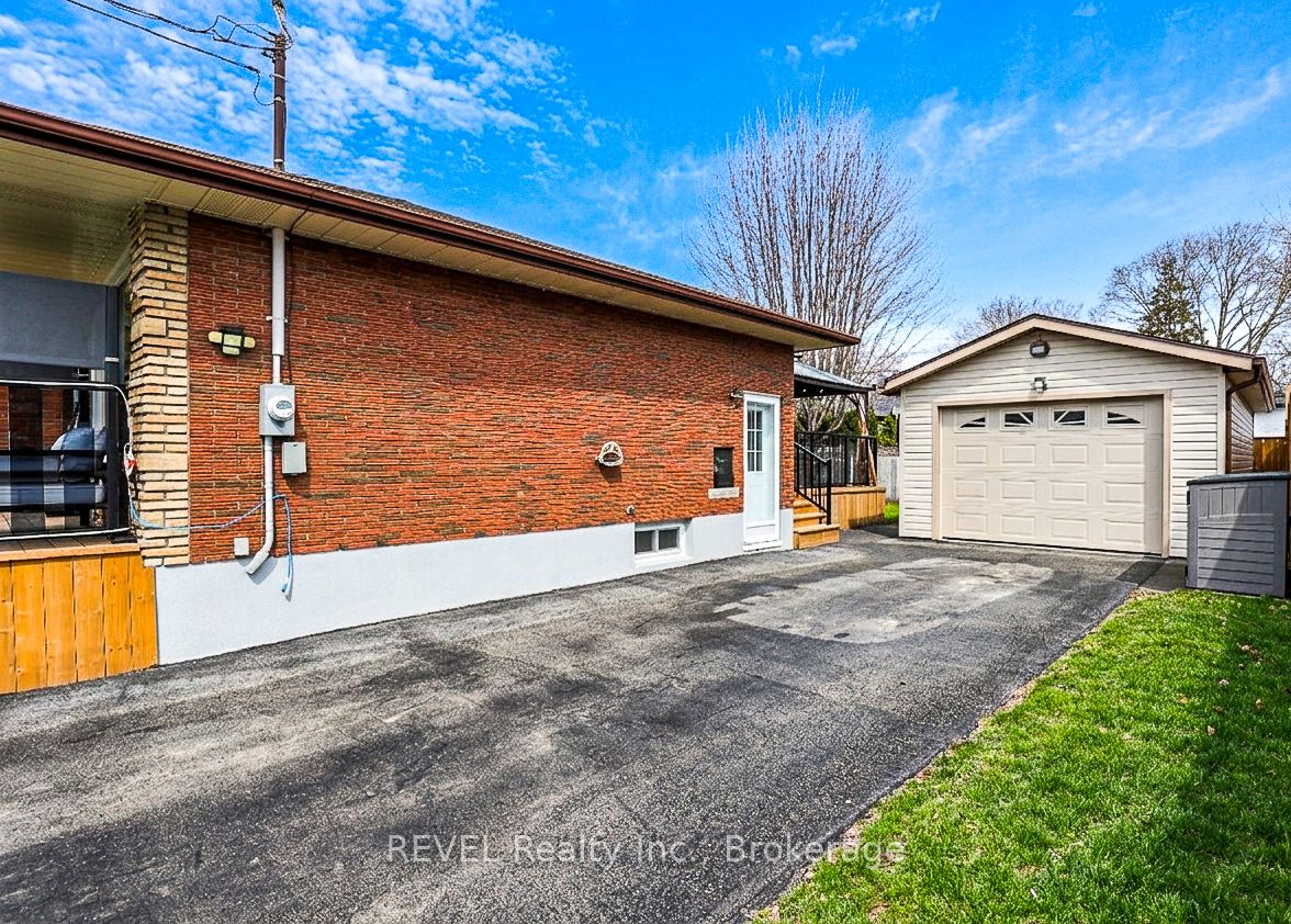 24 Grosvenor Street S, St. Catharines, ON L2M 3E2 photo 4