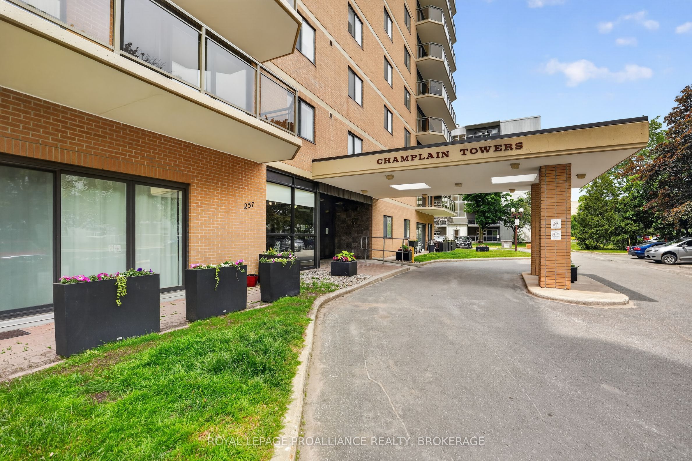 257 Bath Road 401, Kingston, ON K7M 7T3