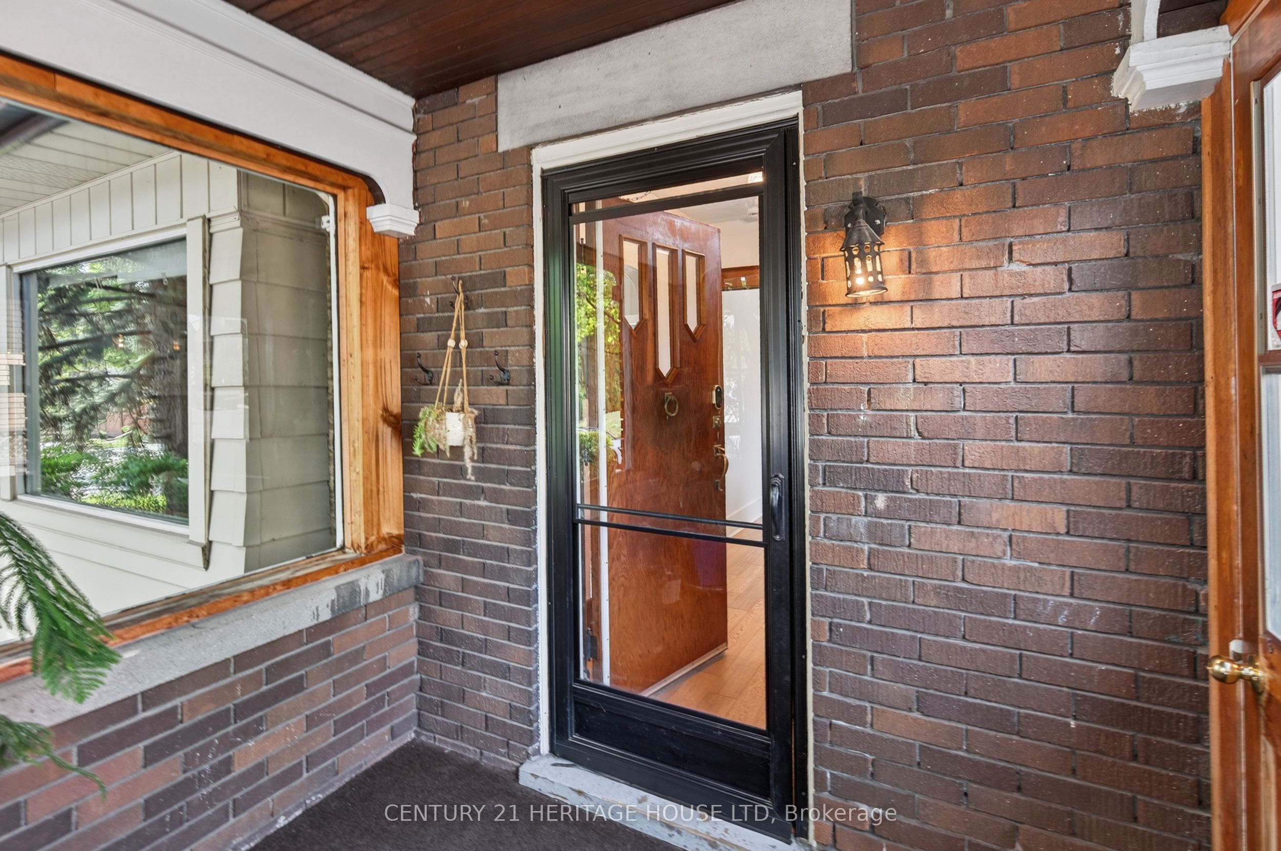 98 Roger Street, Waterloo, ON N2J 1A5 photo 2