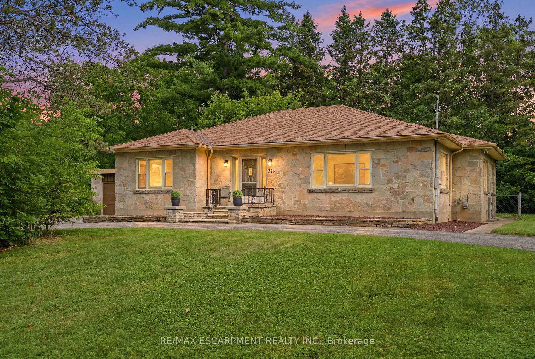 326 Old Brock Road, Hamilton, ON L9H 5H6