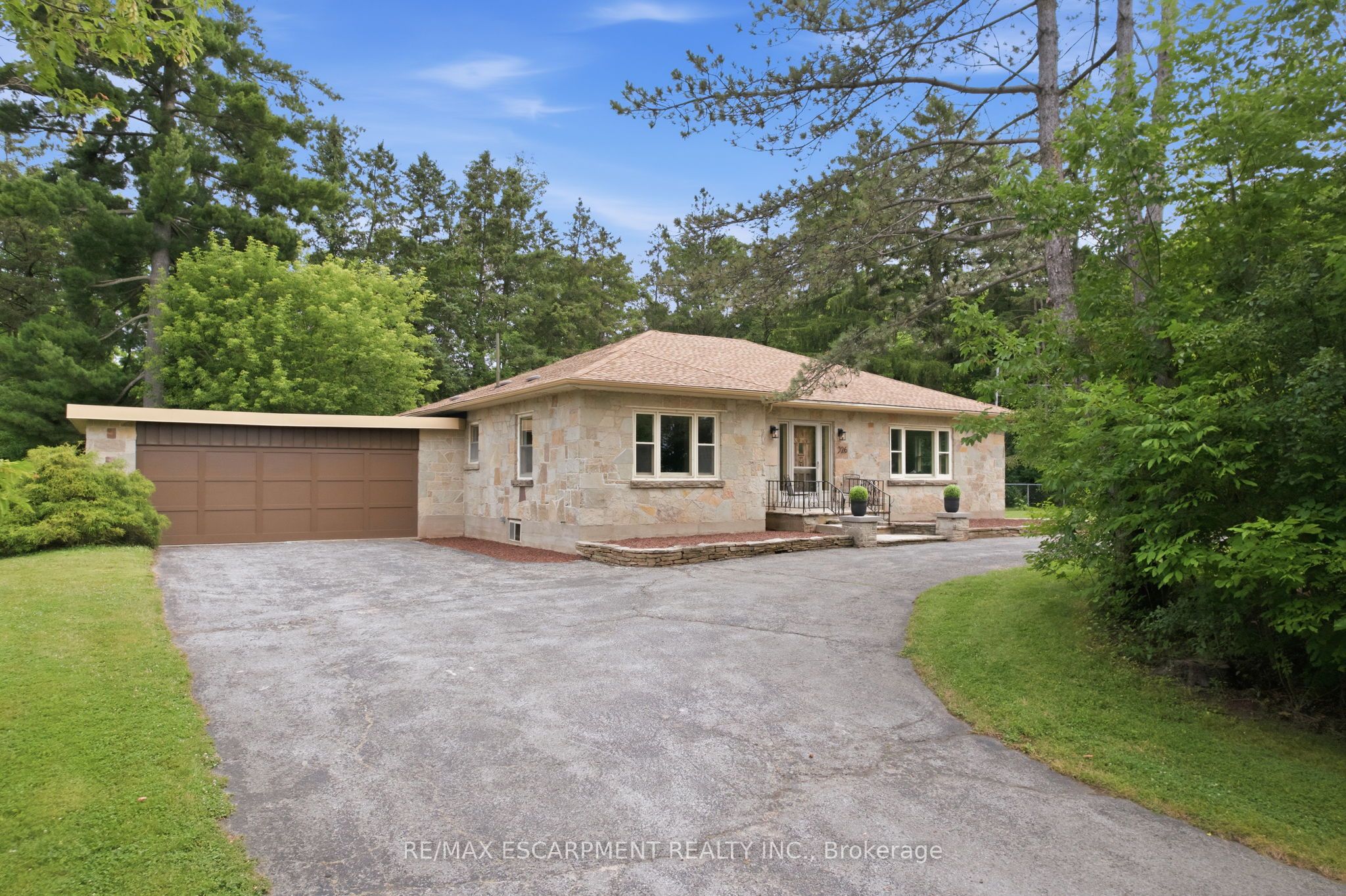 326 Old Brock Road, Hamilton, ON L9H 5H6 photo 2
