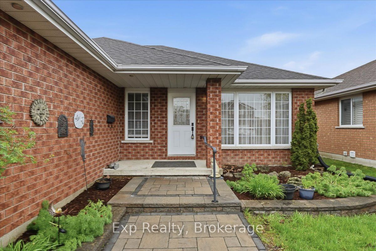 17 Spruce Gardens, Belleville, ON K8N 5W3 photo 2