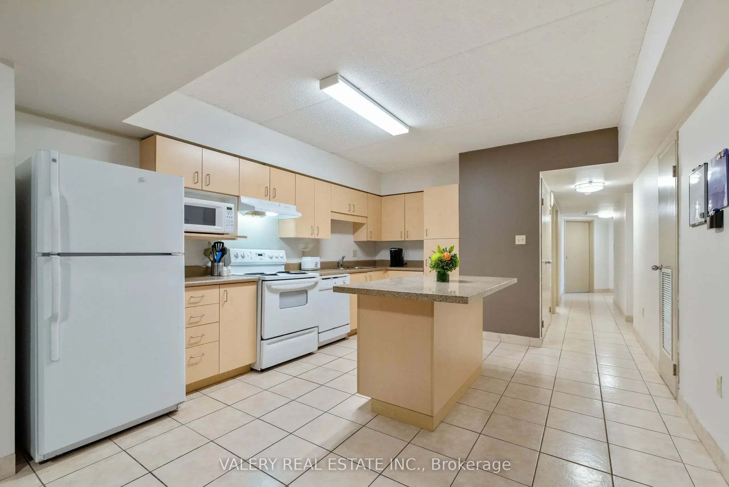 1686 Main Street W 905, Hamilton, ON L8S 0A2 photo 2