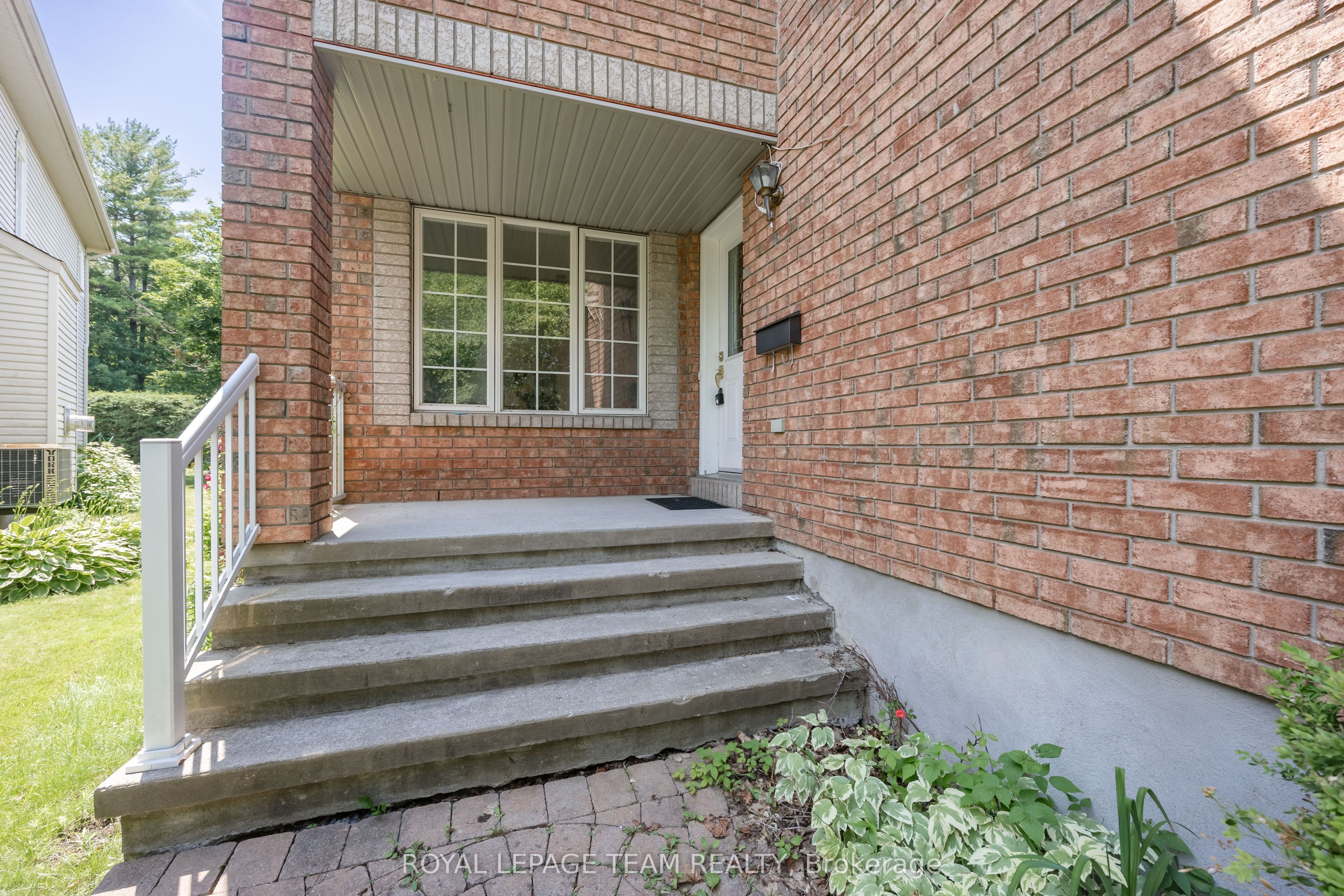29 Keno Way, Kanata, ON K2T 1H3 photo 3