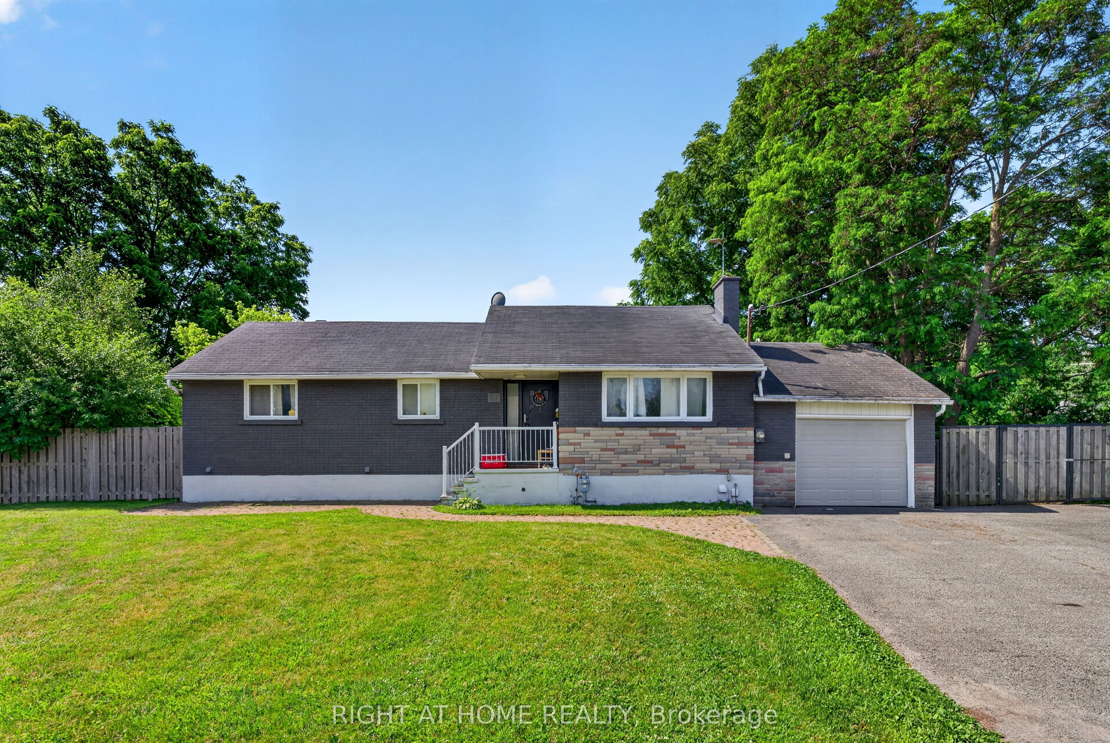 60 Westwood Drive B, Meadowlands - Crestview and Area, ON K2G 2X1 photo 2