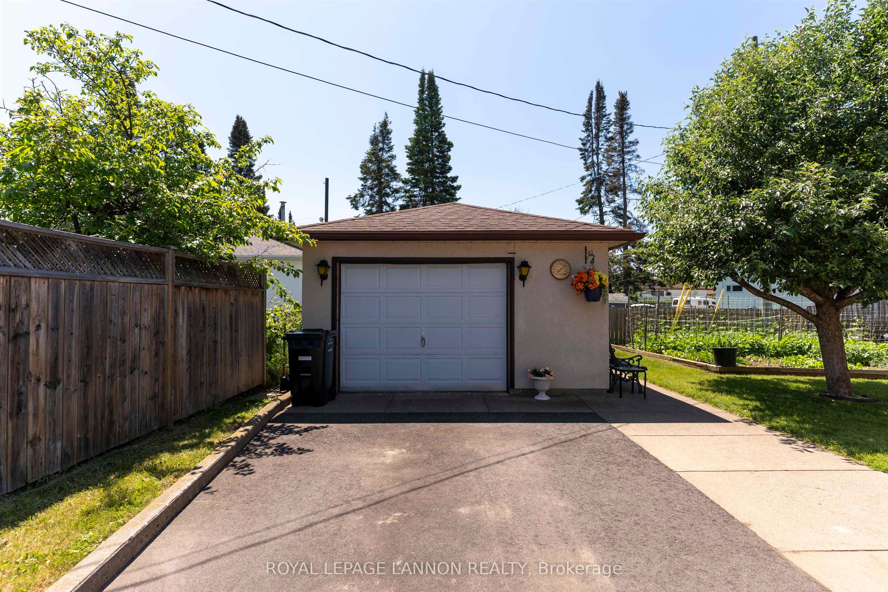 402 Victoria Ave W, Thunder Bay, ON P7C 1G7 photo 3