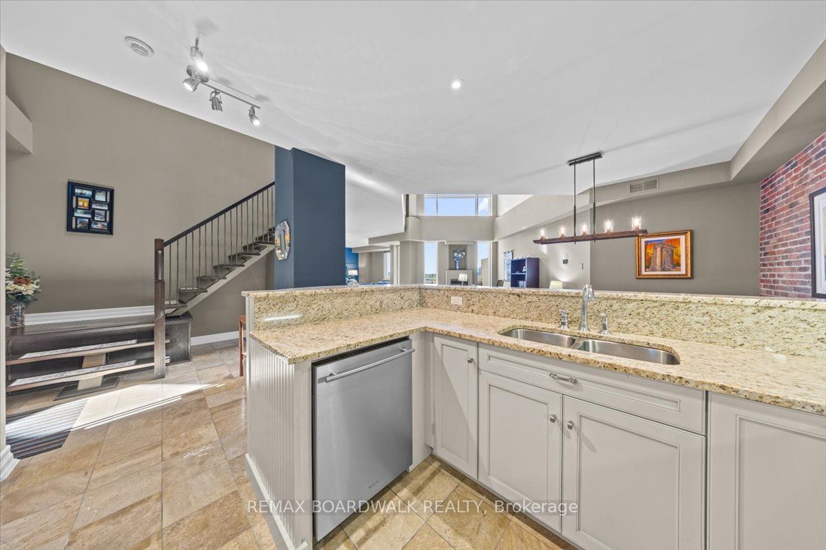 320 Mcleod Street #PH804, Ottawa Centre, ON K2P 1A3 photo 4