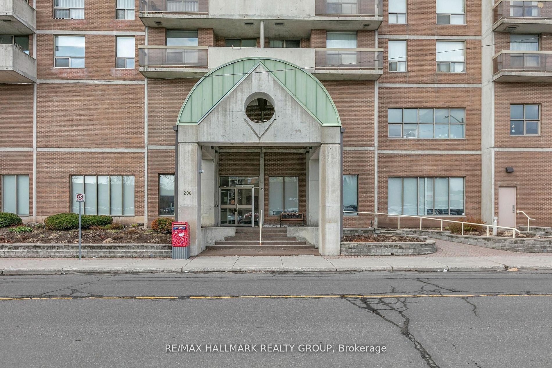 200 Lafontaine Avenue E 401, Vanier and Kingsview Park, ON K1L 8K8 photo 2