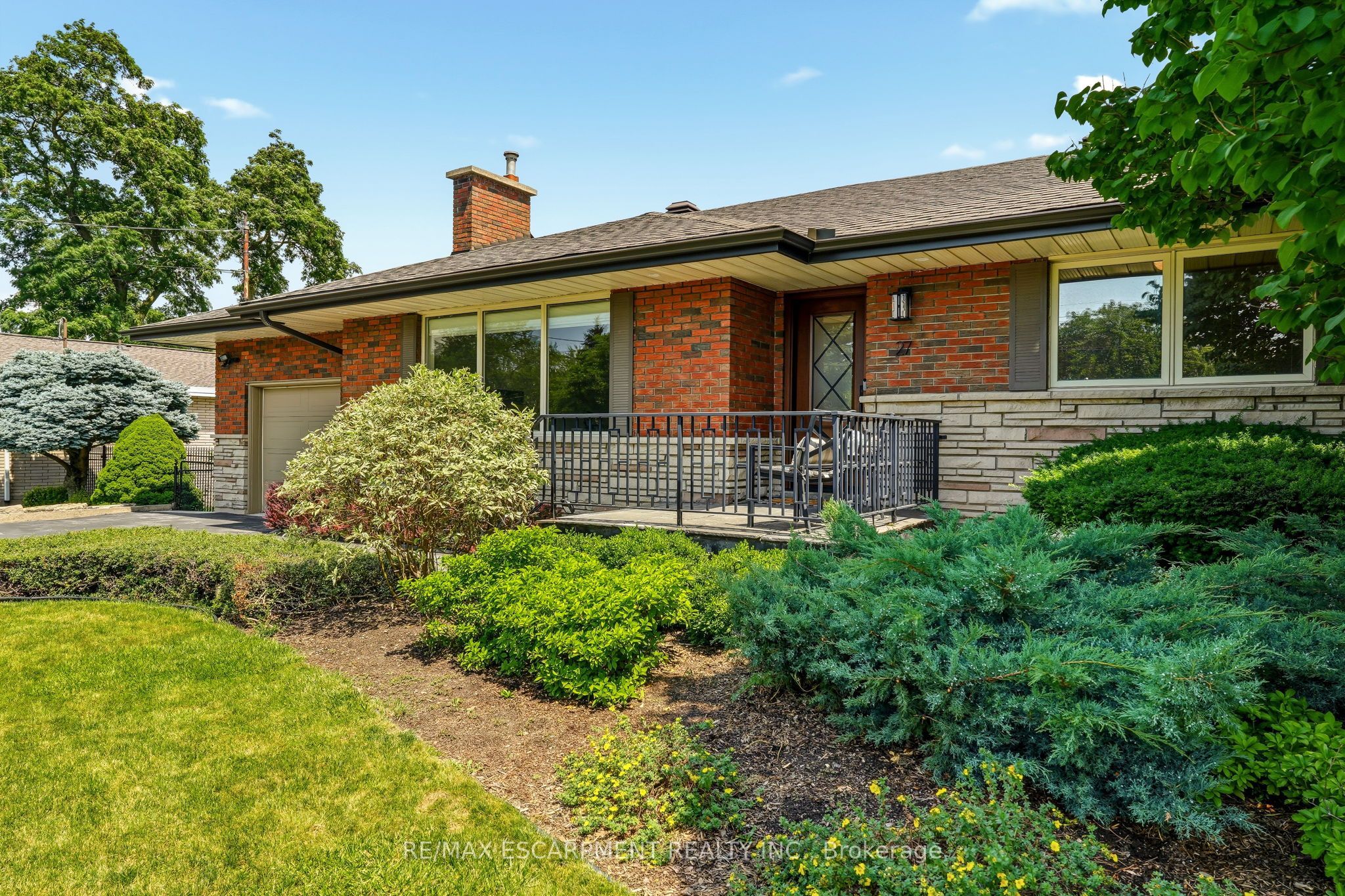 27 Brentwood Drive, Hamilton, ON L8G 2W9 photo 2